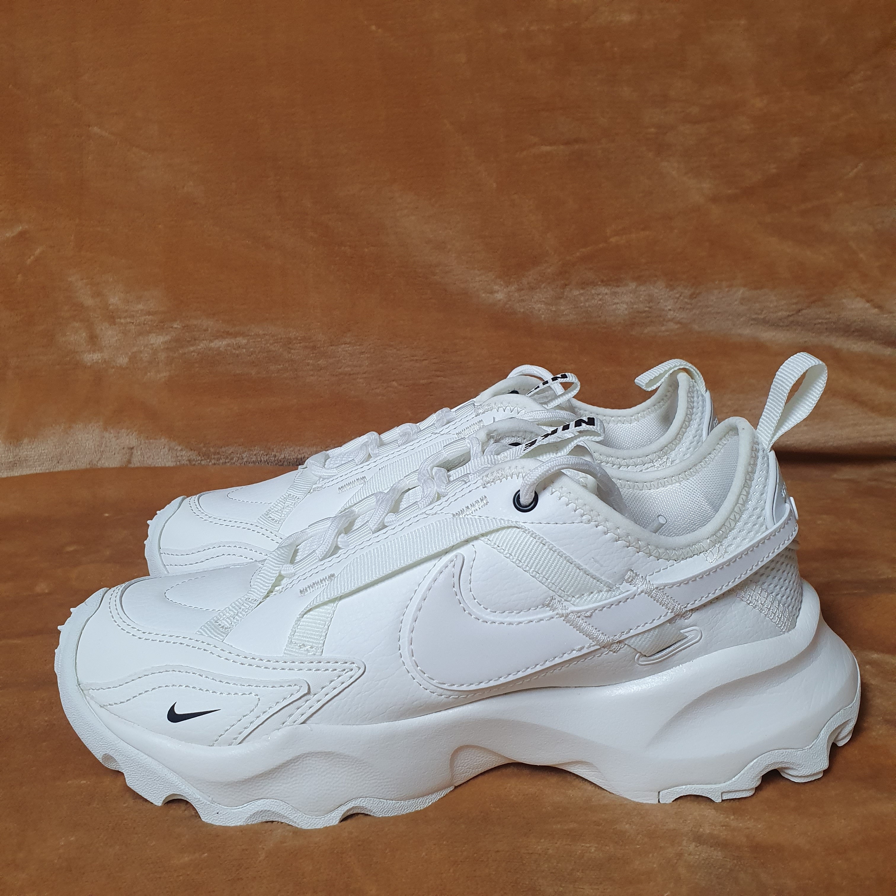(W) Nike TC 7900 Summit White 착용 스타일 - 2