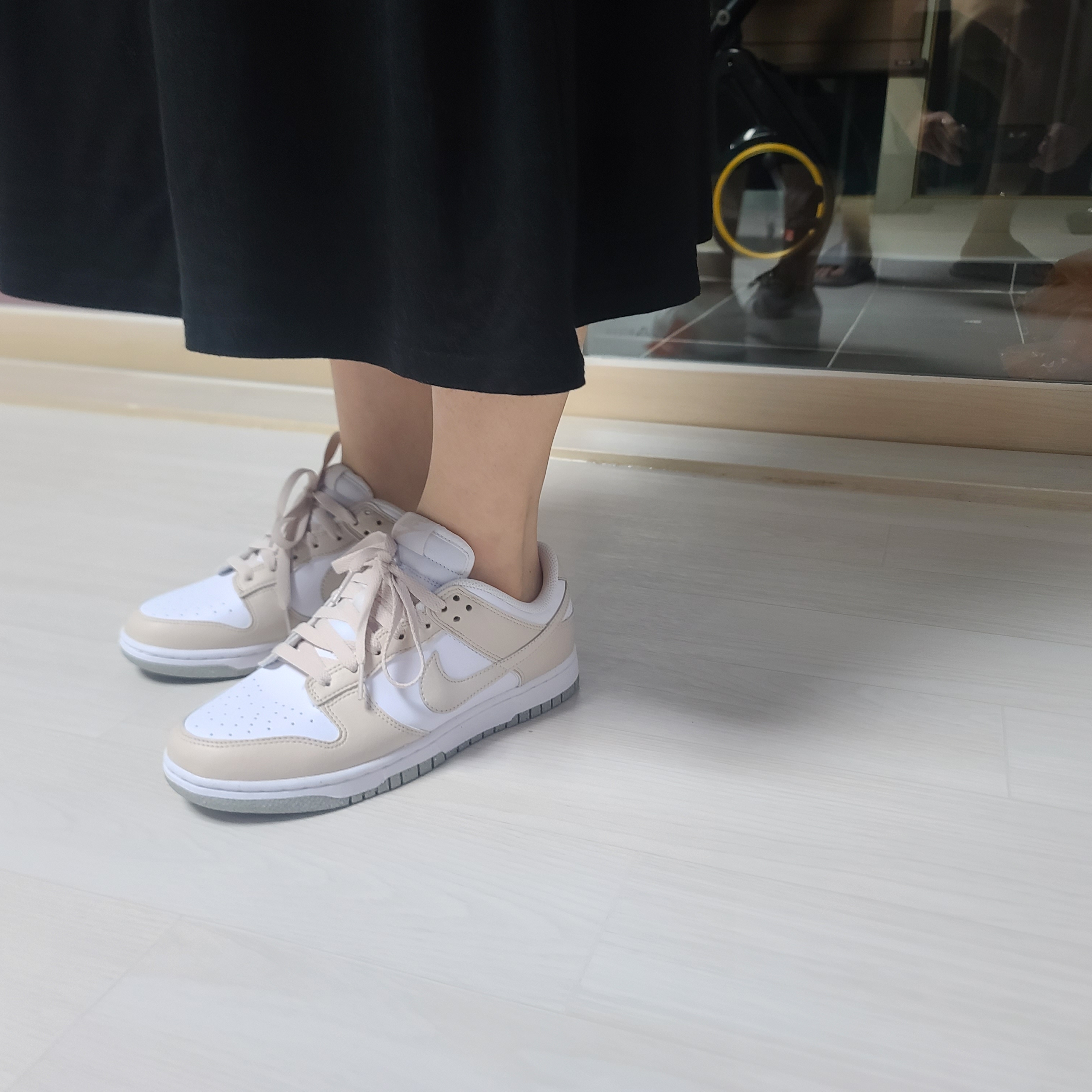 (W) Nike Dunk Low Next Nature Light Orewood Brown 착용 스타일 - 5