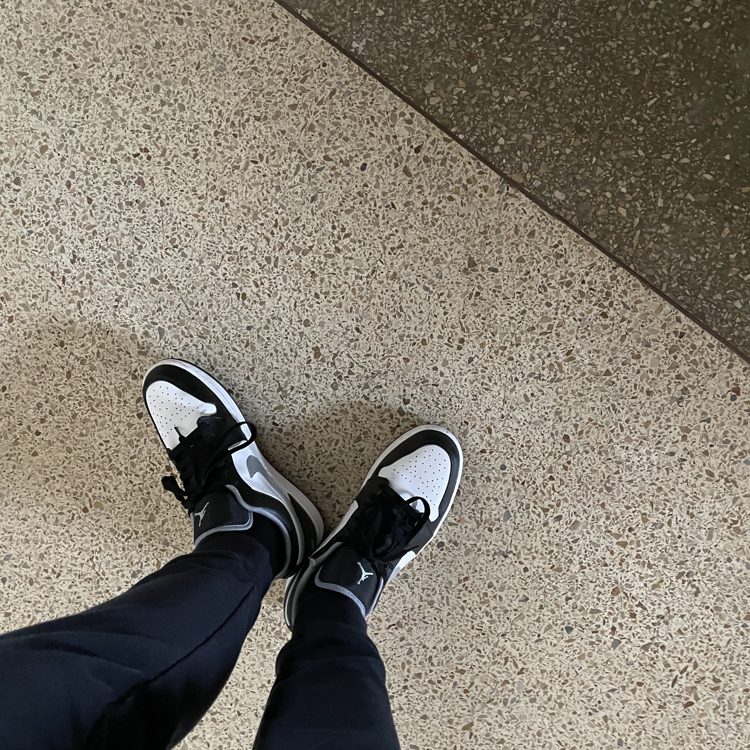 Jordan 1 Low Black Particle Grey 착용 스타일 - 1
