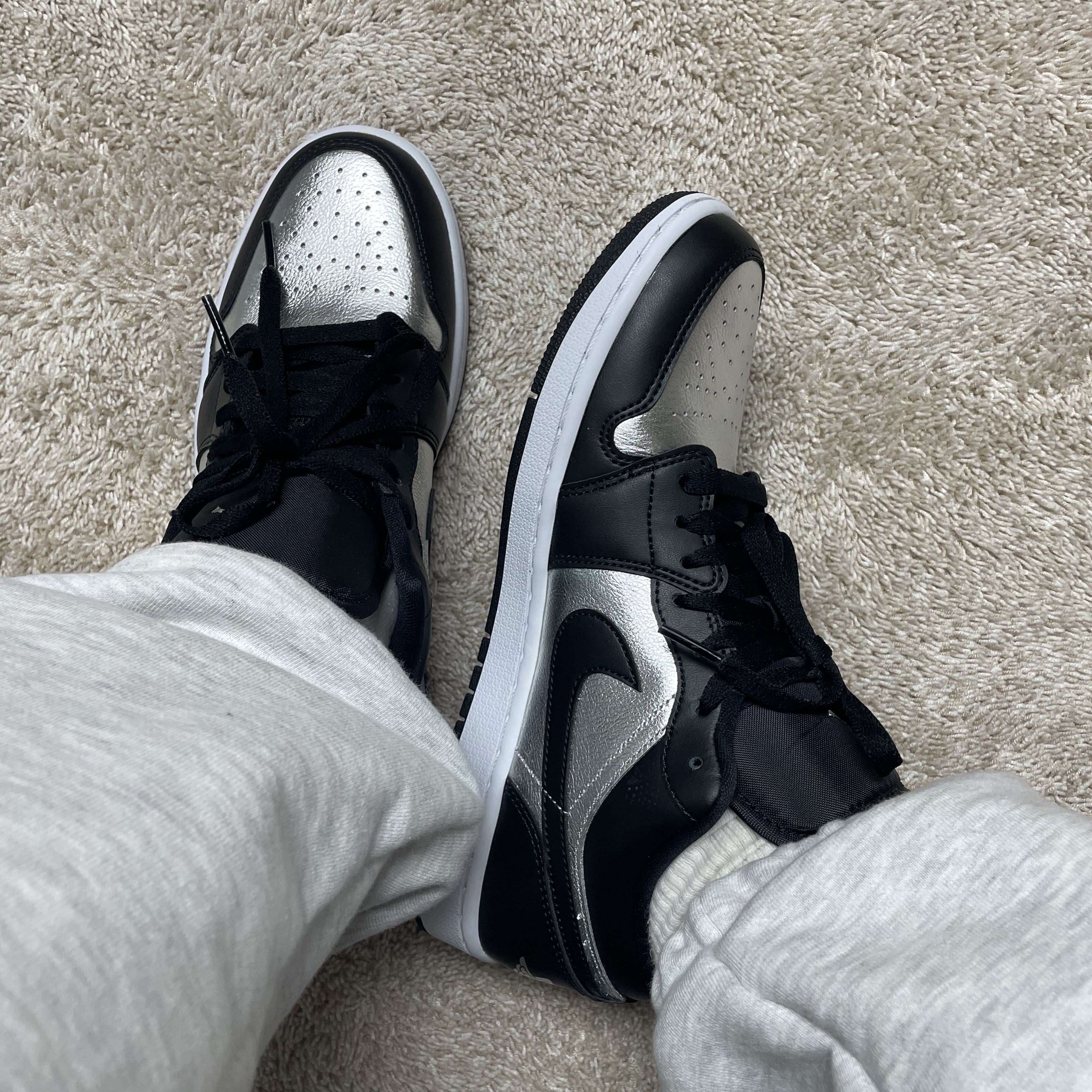 (W) Jordan 1 Low SE Silver Toe 착용 스타일 - 1