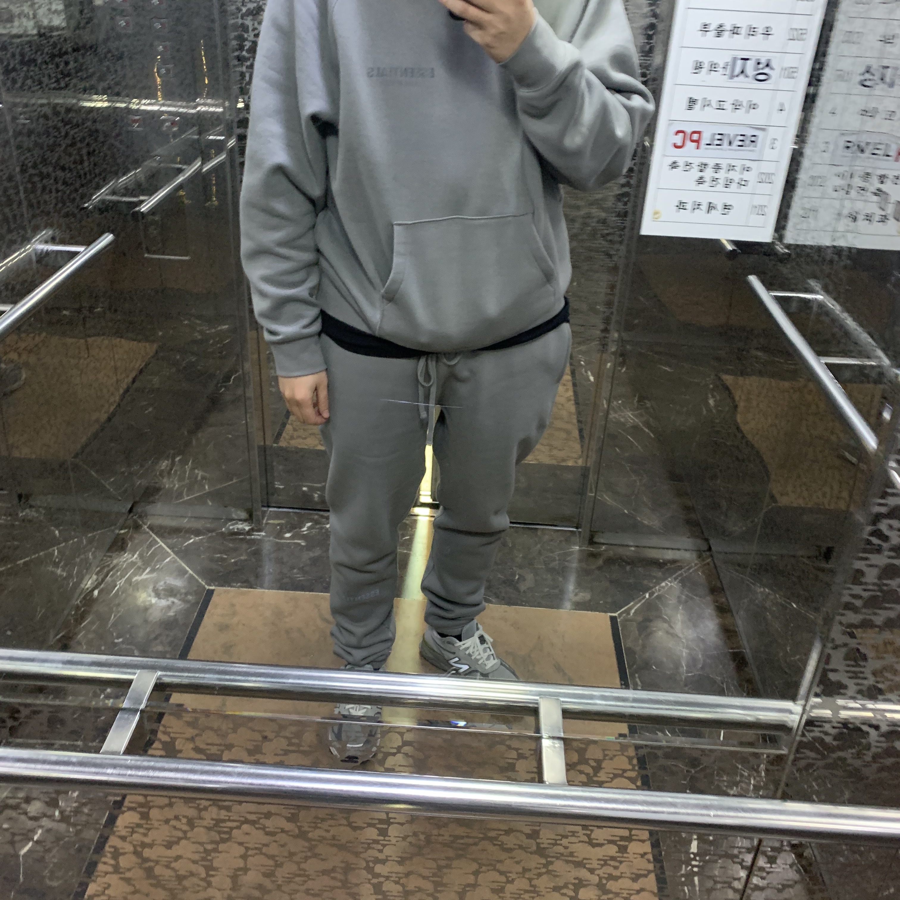 Essentials Pullover Hoodie Pebble - Nordstrom Exclusive, Essentials Sweatpants Pebble - Nordstrom Exclusive 착용 스타일