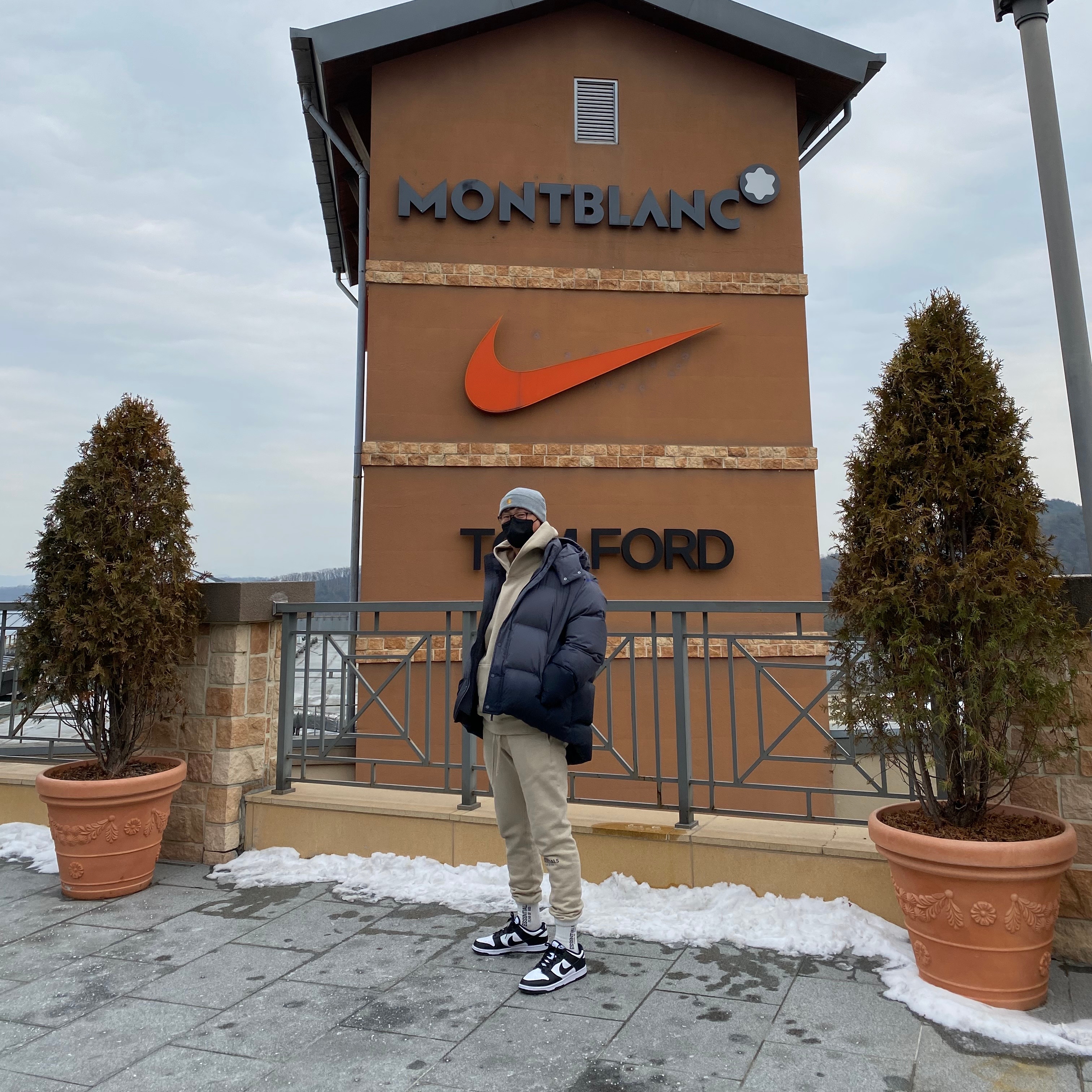 Zara x Ader Error Puffer Jacket Grey, Essentials The Core Collection Pullover Hoodie Heather Oatmeal 착용 스타일 - 2