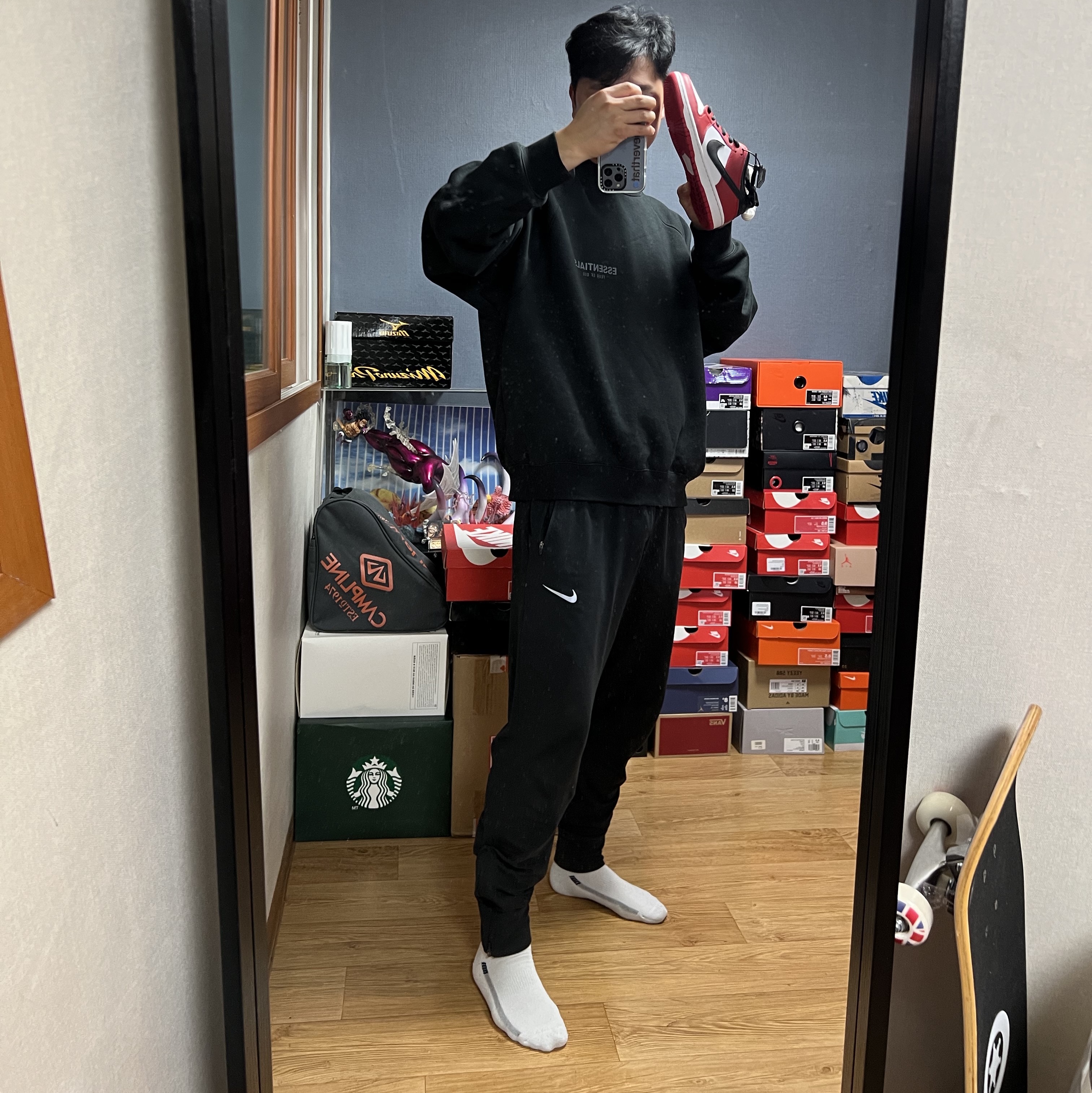 Nike SB Dunk Low Pro Chicago, Essentials The Core Collection Pullover Crewneck Black 착용 스타일
