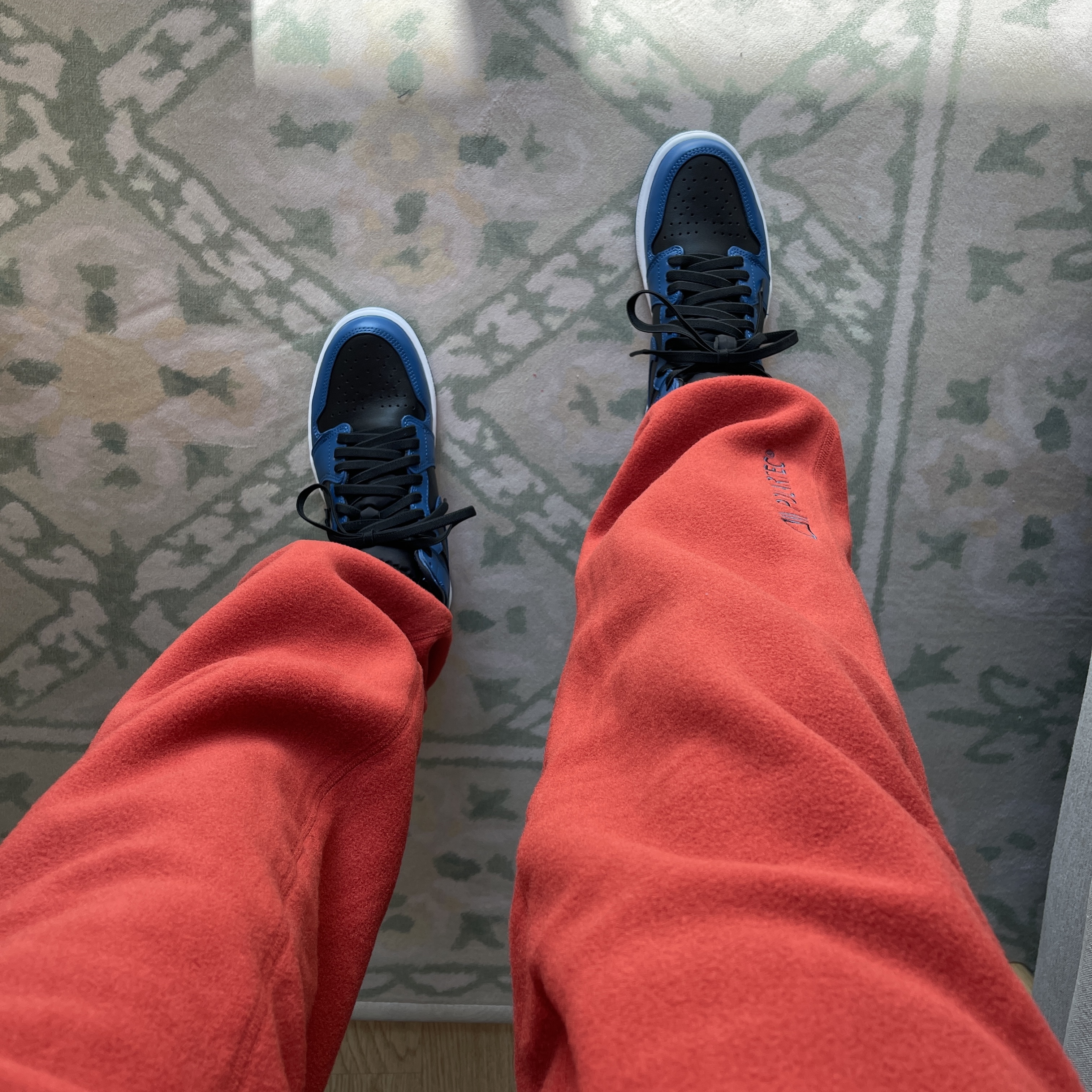 Jordan 1 Retro High OG Dark Marina Blue 착용 스타일 - 2