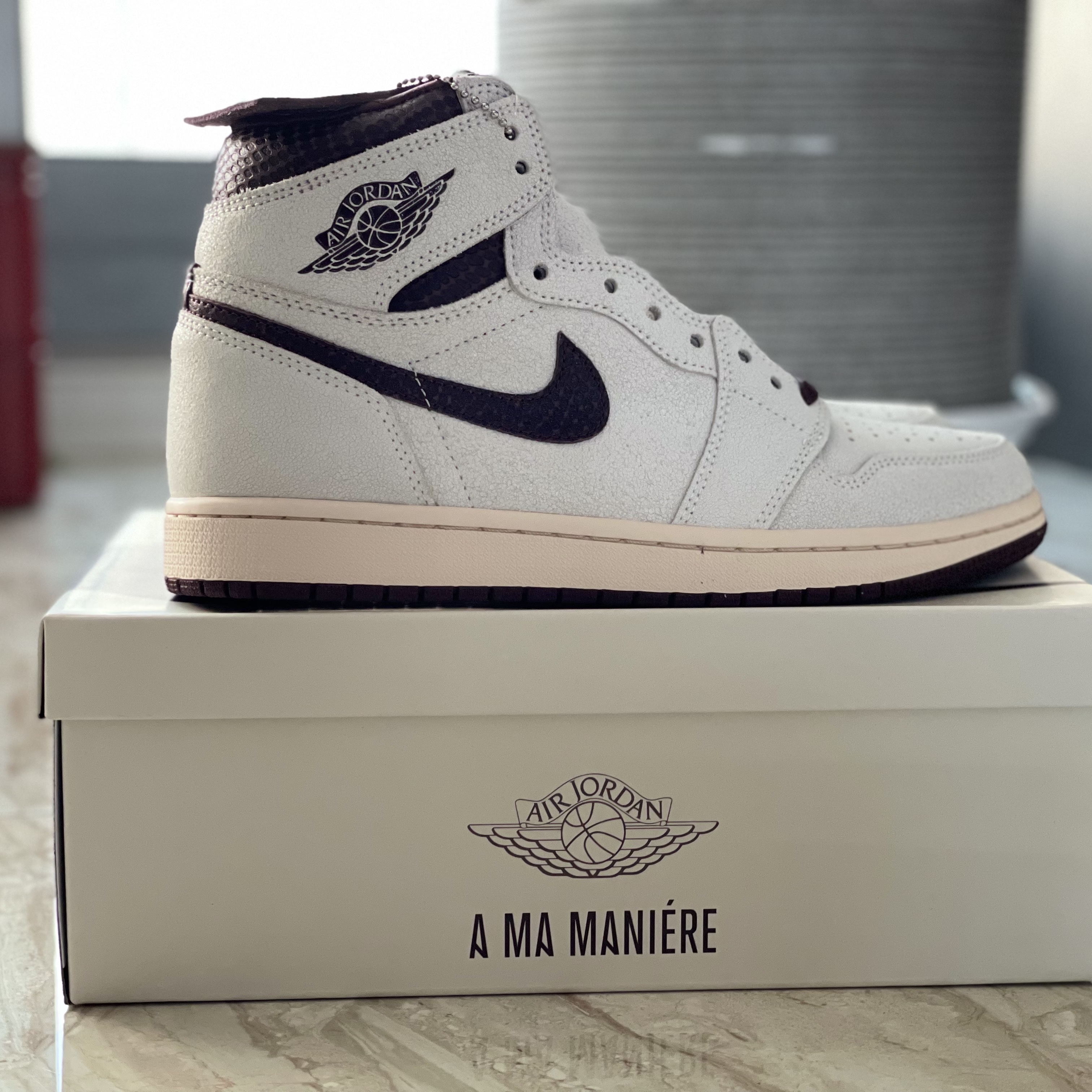 Jordan 1 x A Ma Maniere Retro High OG SP Sail and Burgundy 착용 스타일 - 2
