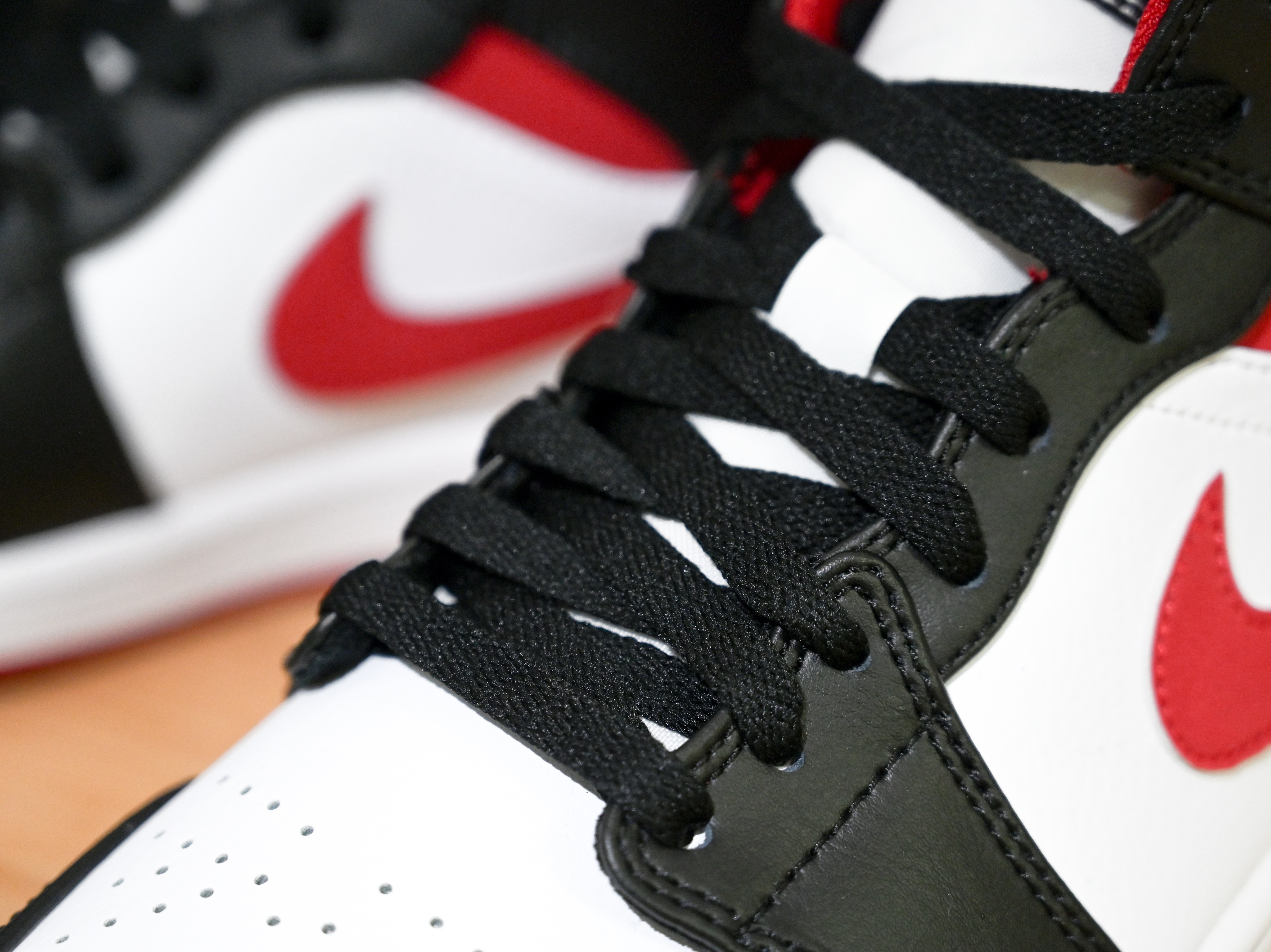 Jordan 1 Mid Gym Red Black White 착용 스타일 - 5