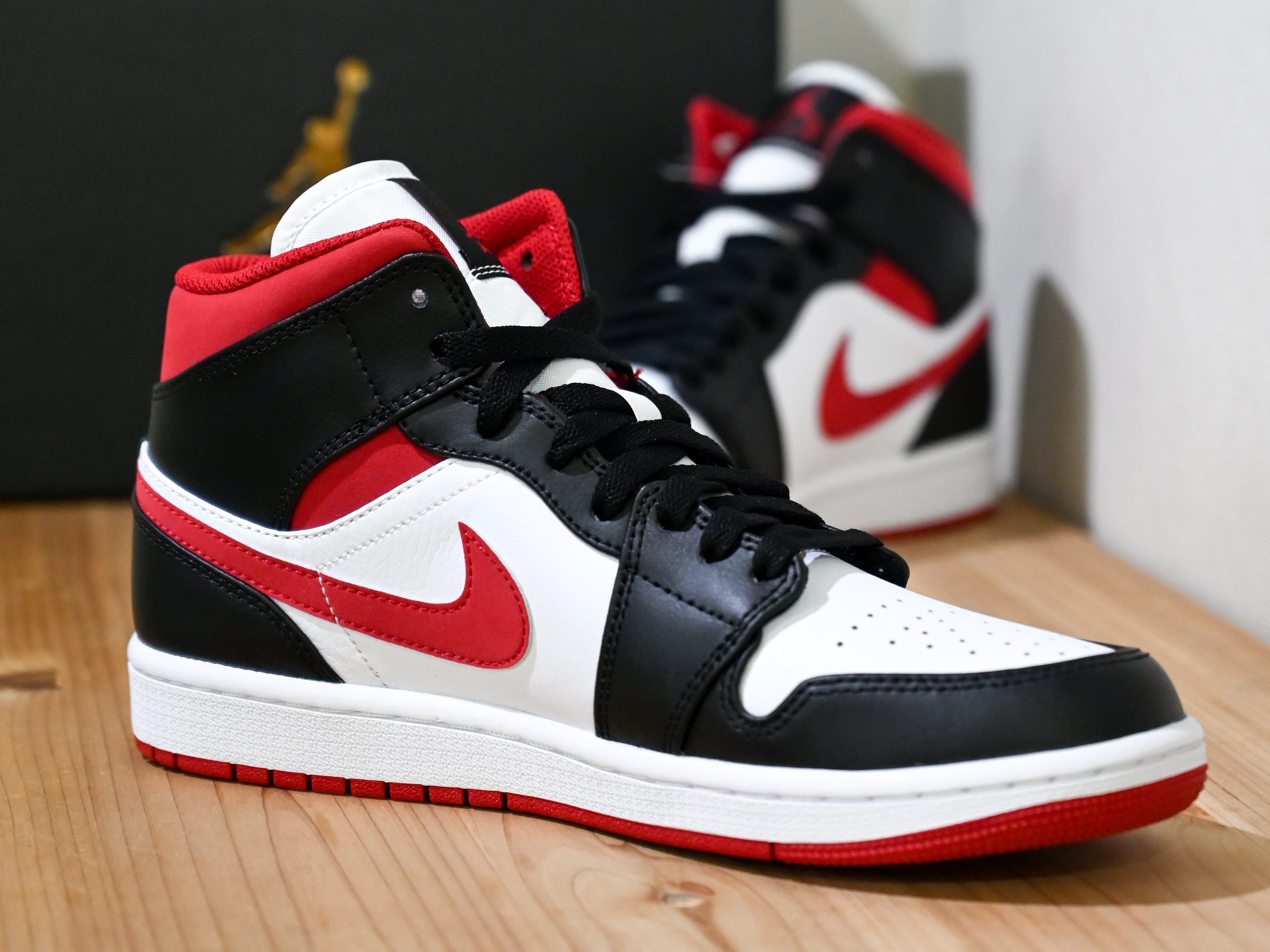 Jordan 1 Mid Gym Red Black White 착용 스타일 - 2