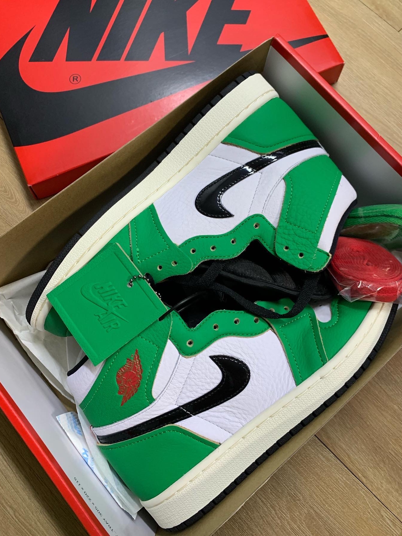 (W) Jordan 1 Retro High OG Lucky Green 착용 스타일 - 1