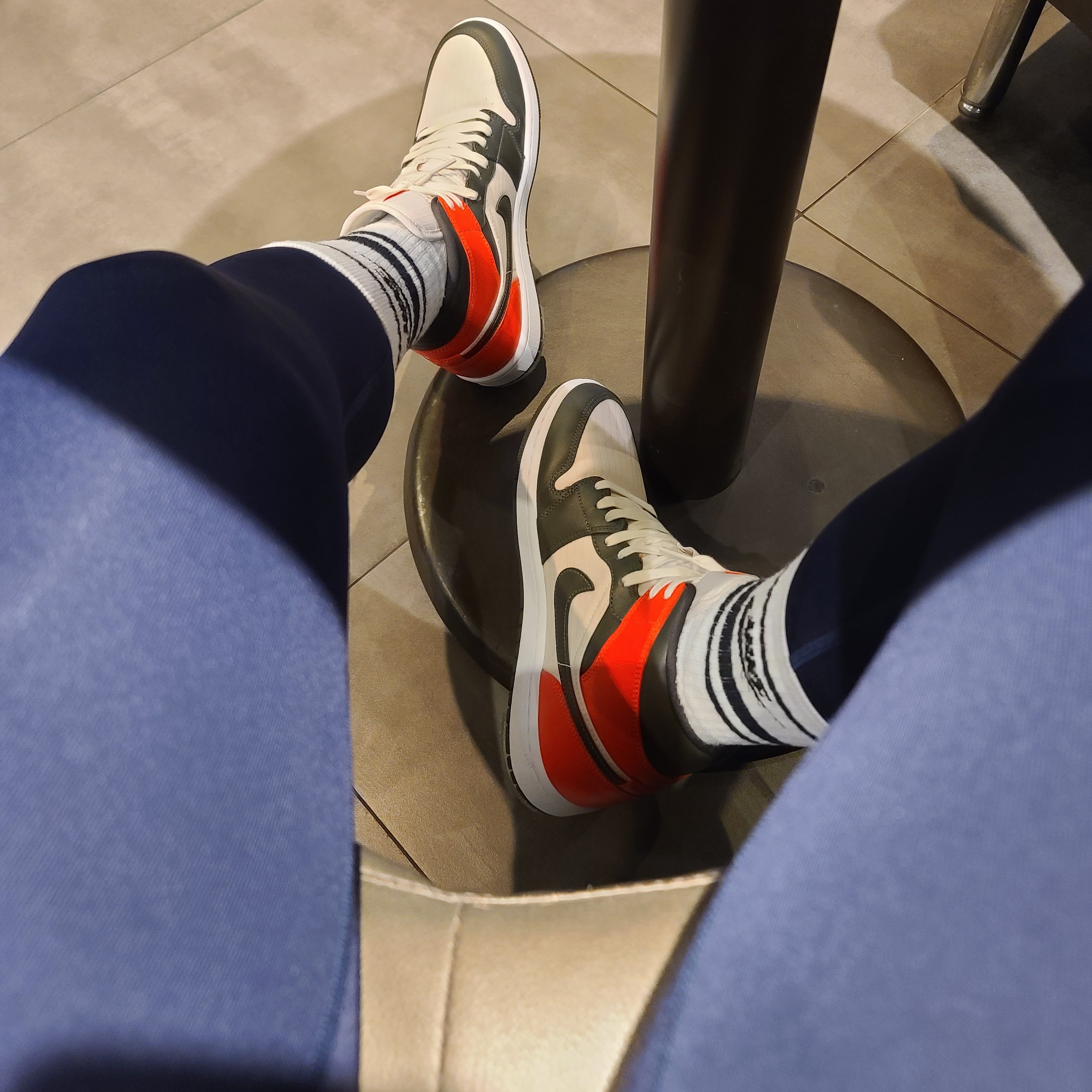 (W) Jordan 1 Mid SE Newsprint 착용 스타일 - 1