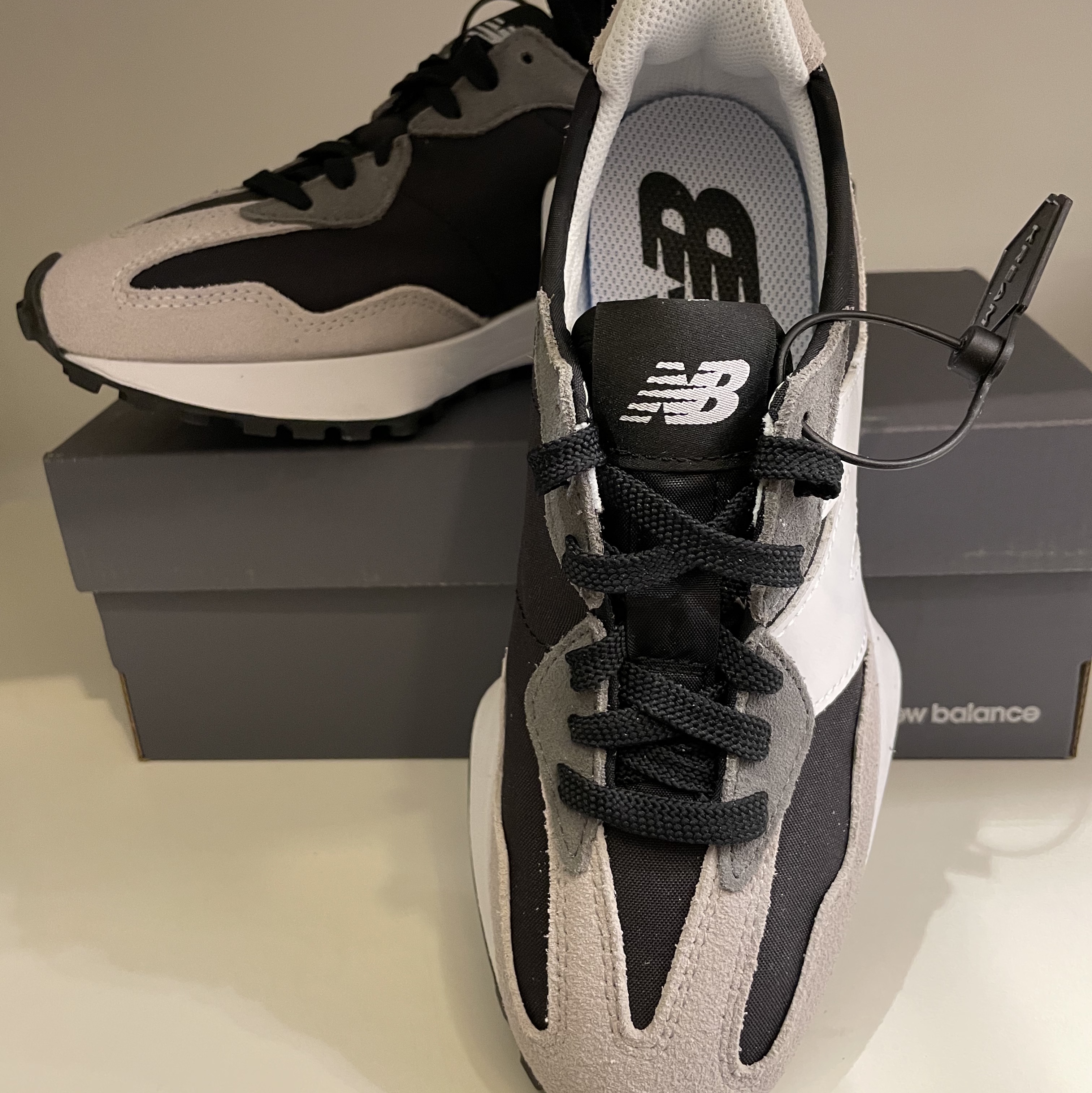 New Balance 327 Black Grey 착용 스타일