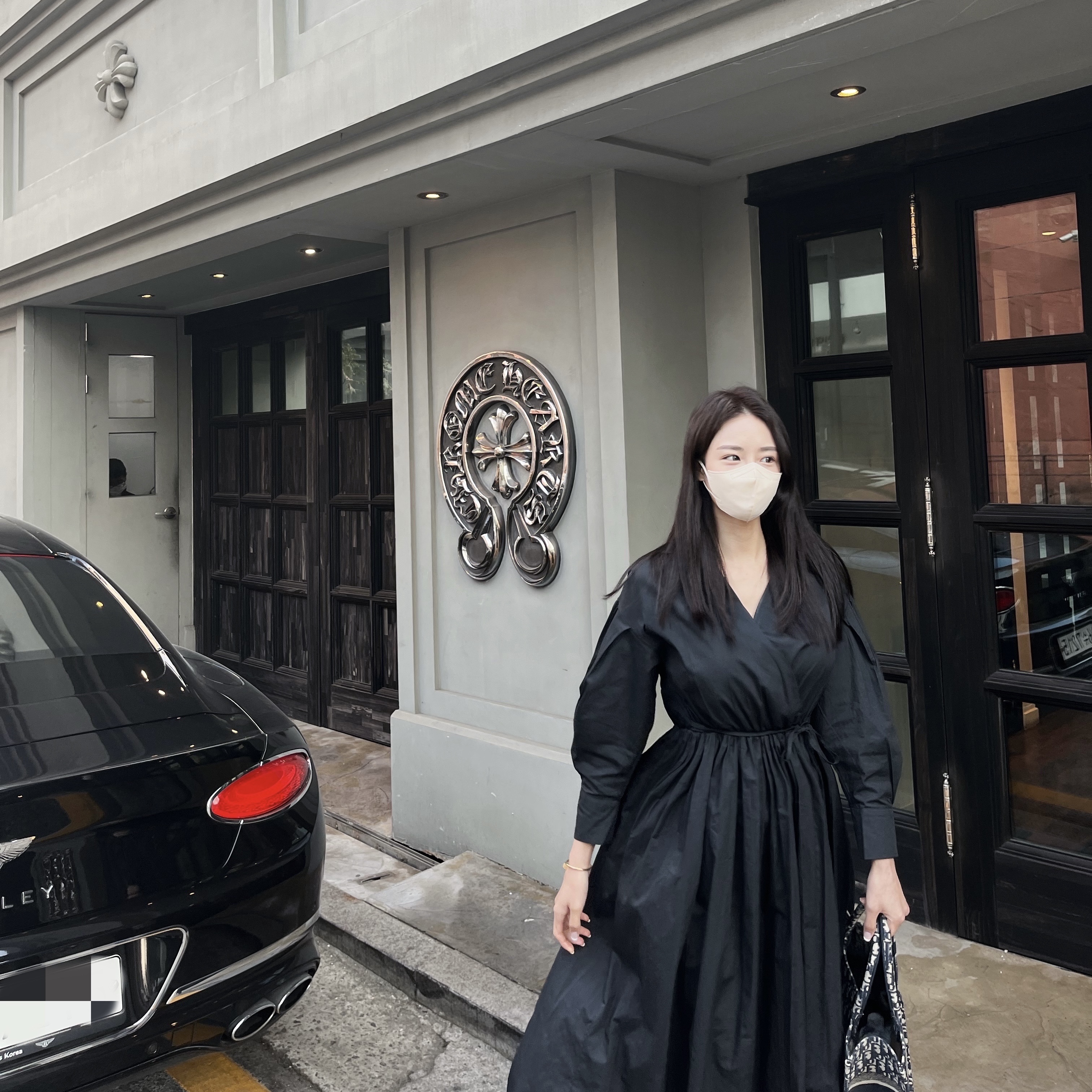 Dior Medium Book Tote Blue Dior Oblique Embroidery 착용 스타일 - 4