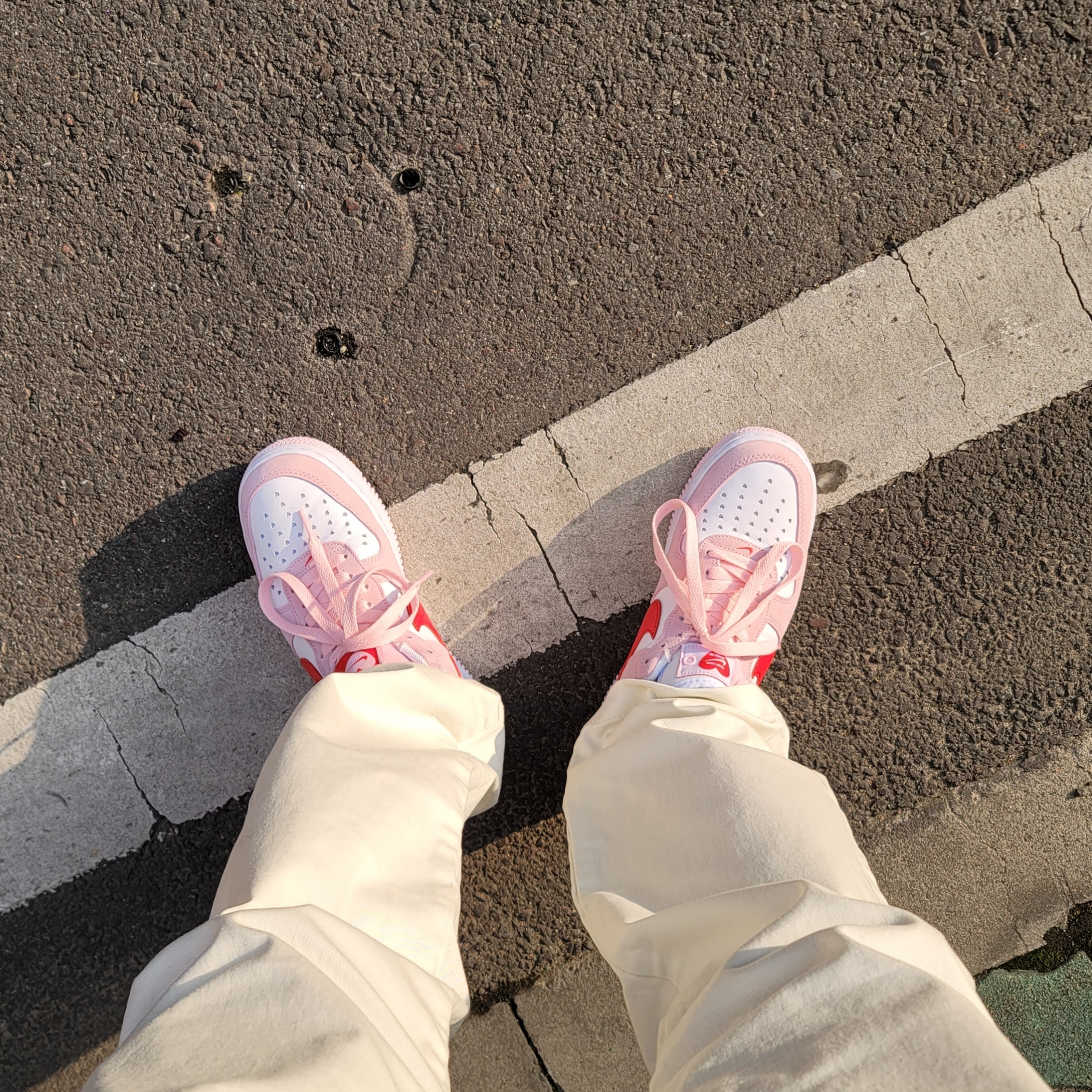 Nike Air Force 1 '07 QS Valentine's Day 착용 스타일