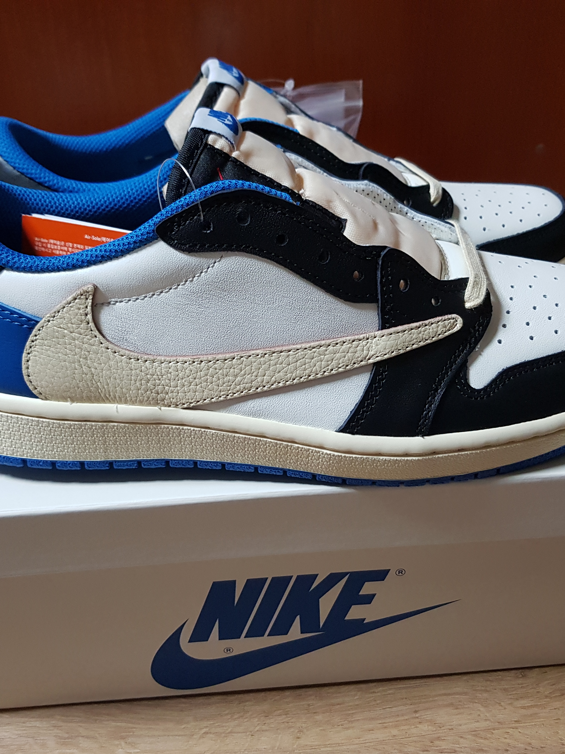 Jordan 1 x Travis Scott x Fragment Retro Low OG SP Military Blue 착용 스타일 - 2