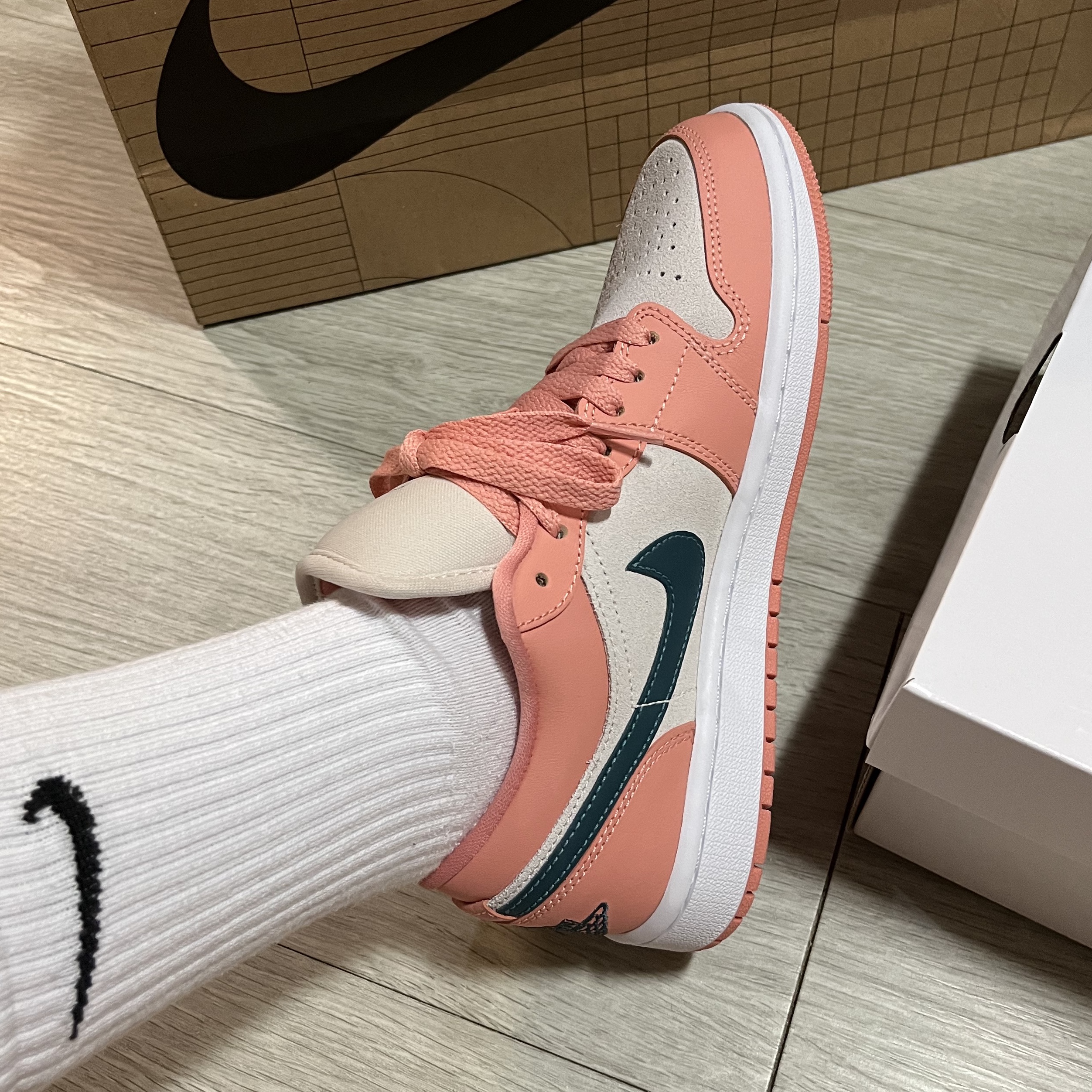 (W) Jordan 1 Low Light Madder Root 착용 스타일 - 2