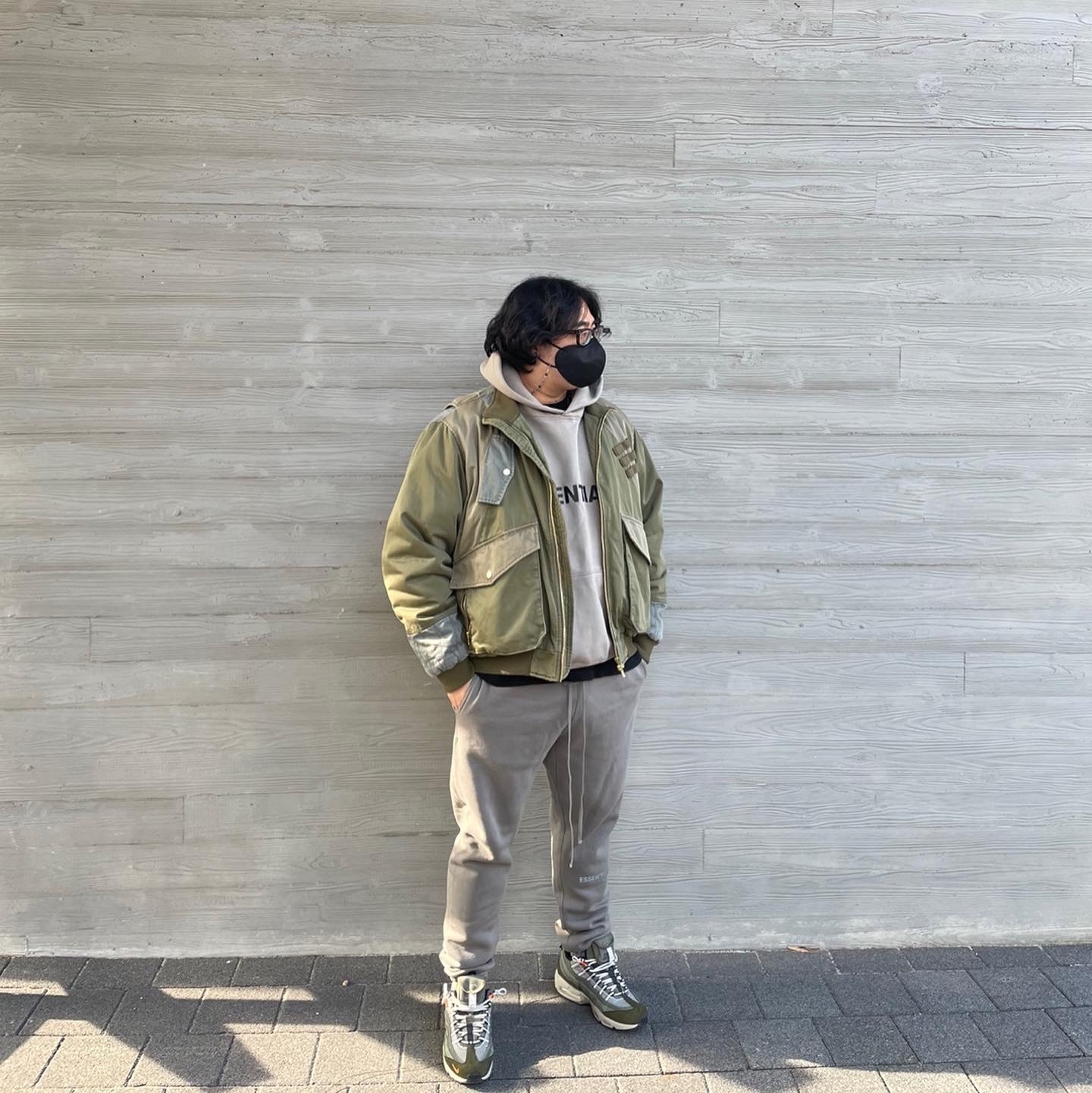 Nike Air Max 95 SE Medium Olive, Essentials Sweatpants Taupe - 20FW 착용 스타일 - 2