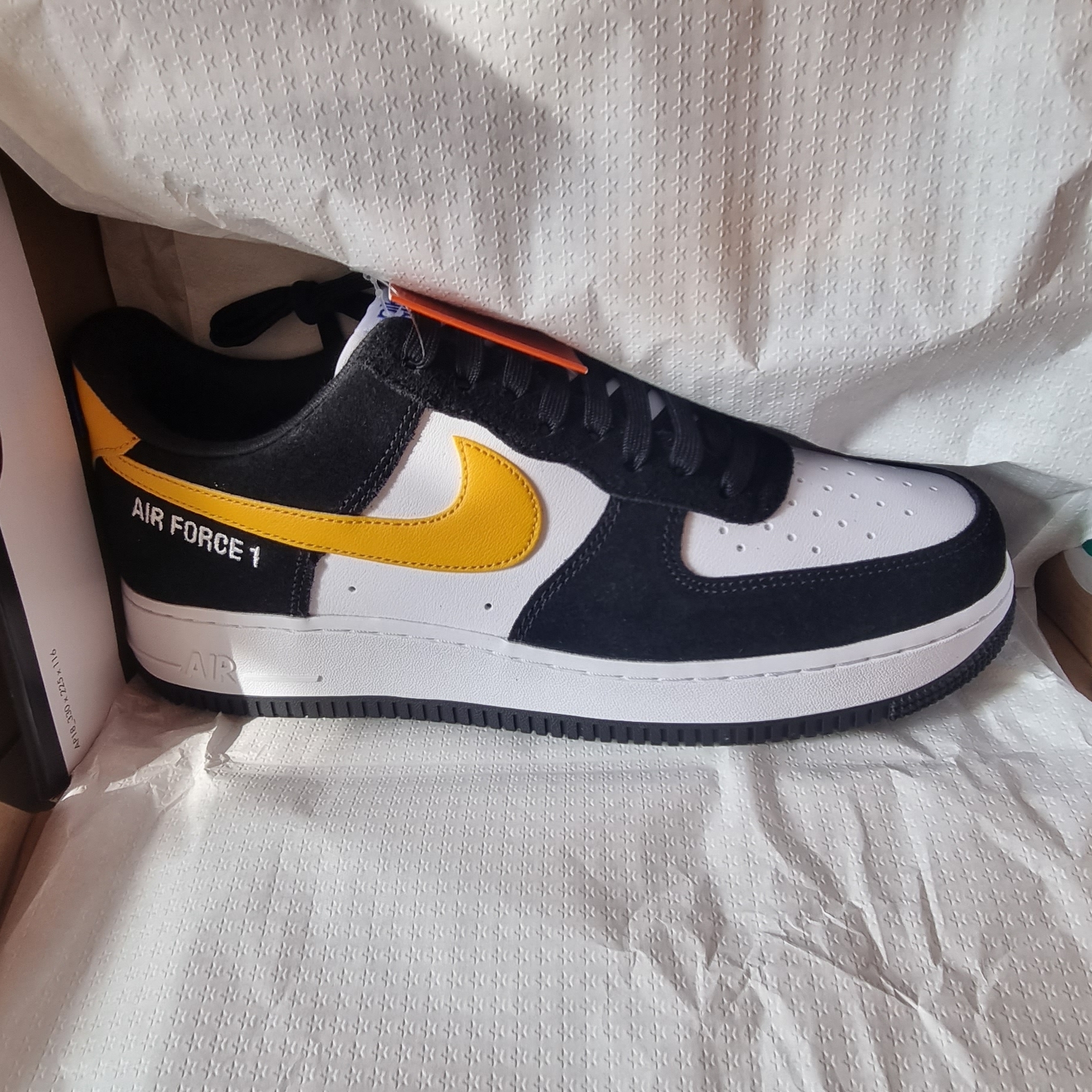 Nike Dunk Low Retro Black, Nike Air Force 1 '07 LV8 Athletic Club Black Dark Sulfur 착용 스타일 - 2