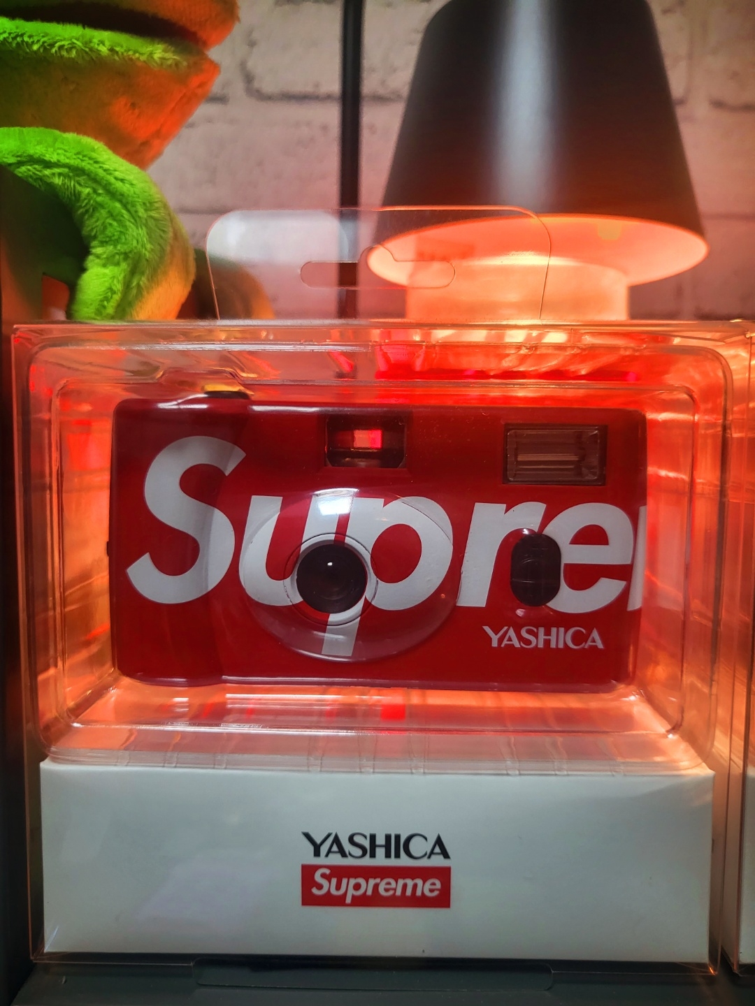 Supreme Yashica MF-1 Camera Red - 21SS, Supreme Yashica MF-1 Camera Black - 21SS 착용 스타일 - 3