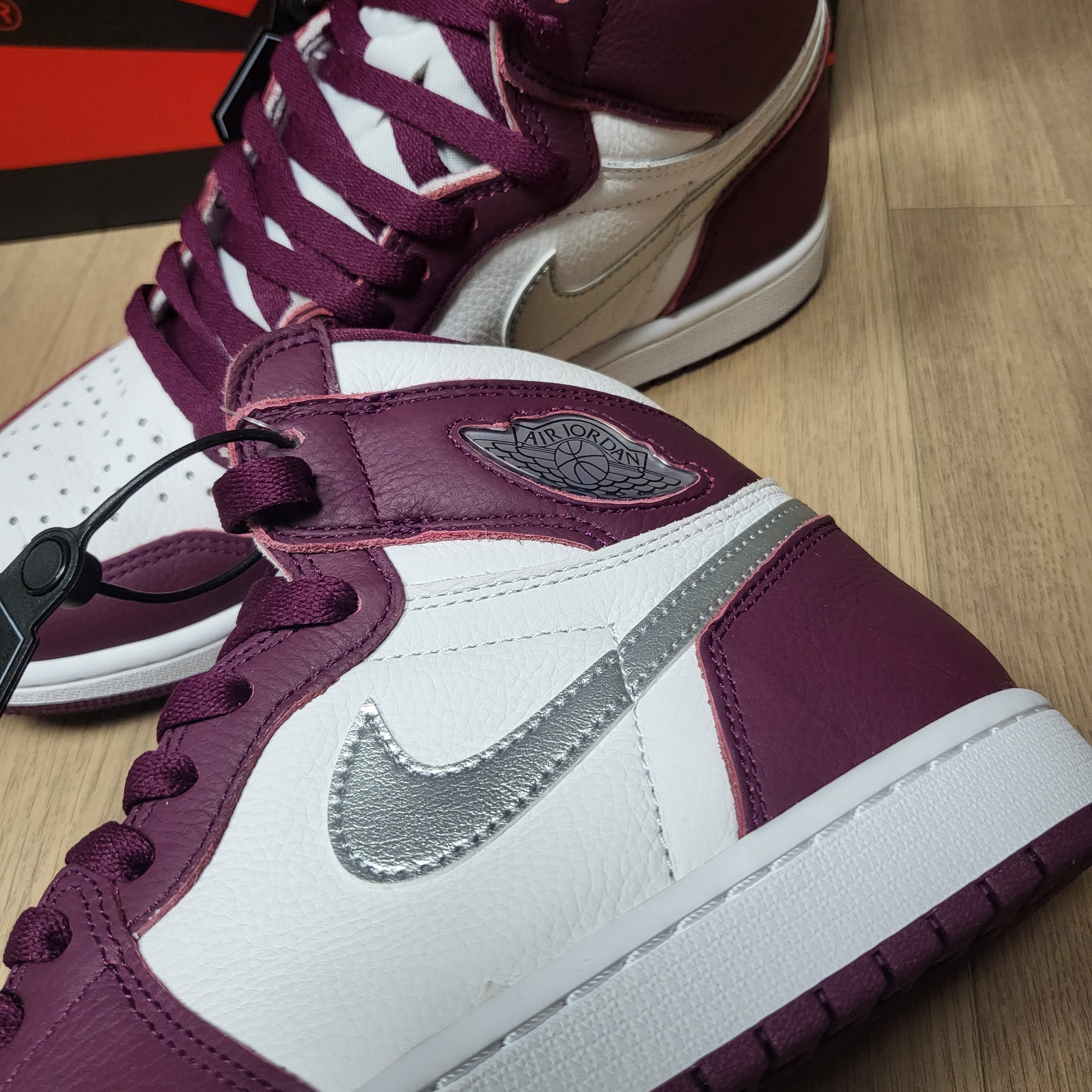 Jordan 1 Retro High OG Bordeaux 착용 스타일 - 4