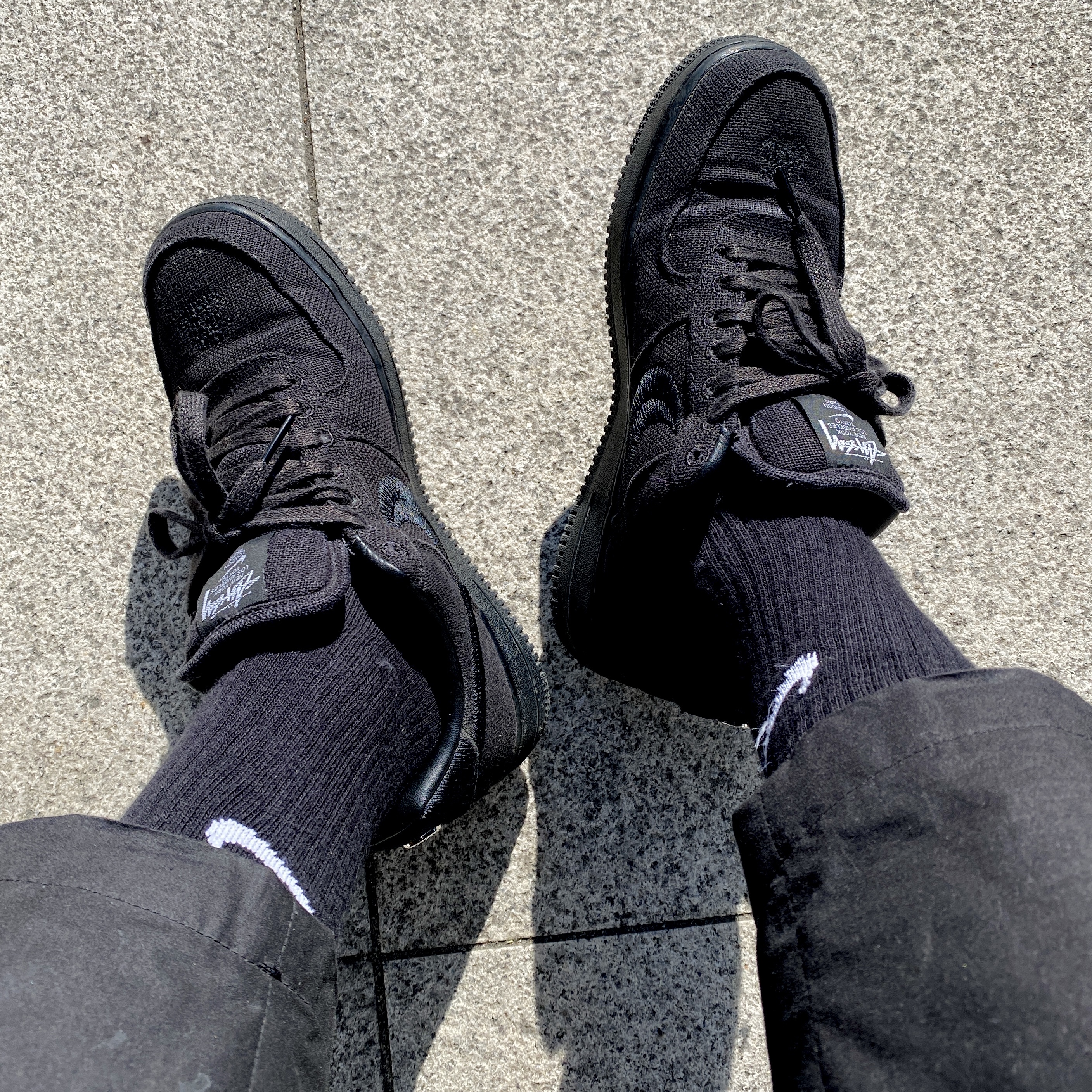 Nike x Stussy Air Force 1 Low Triple Black 착용 스타일 - 2