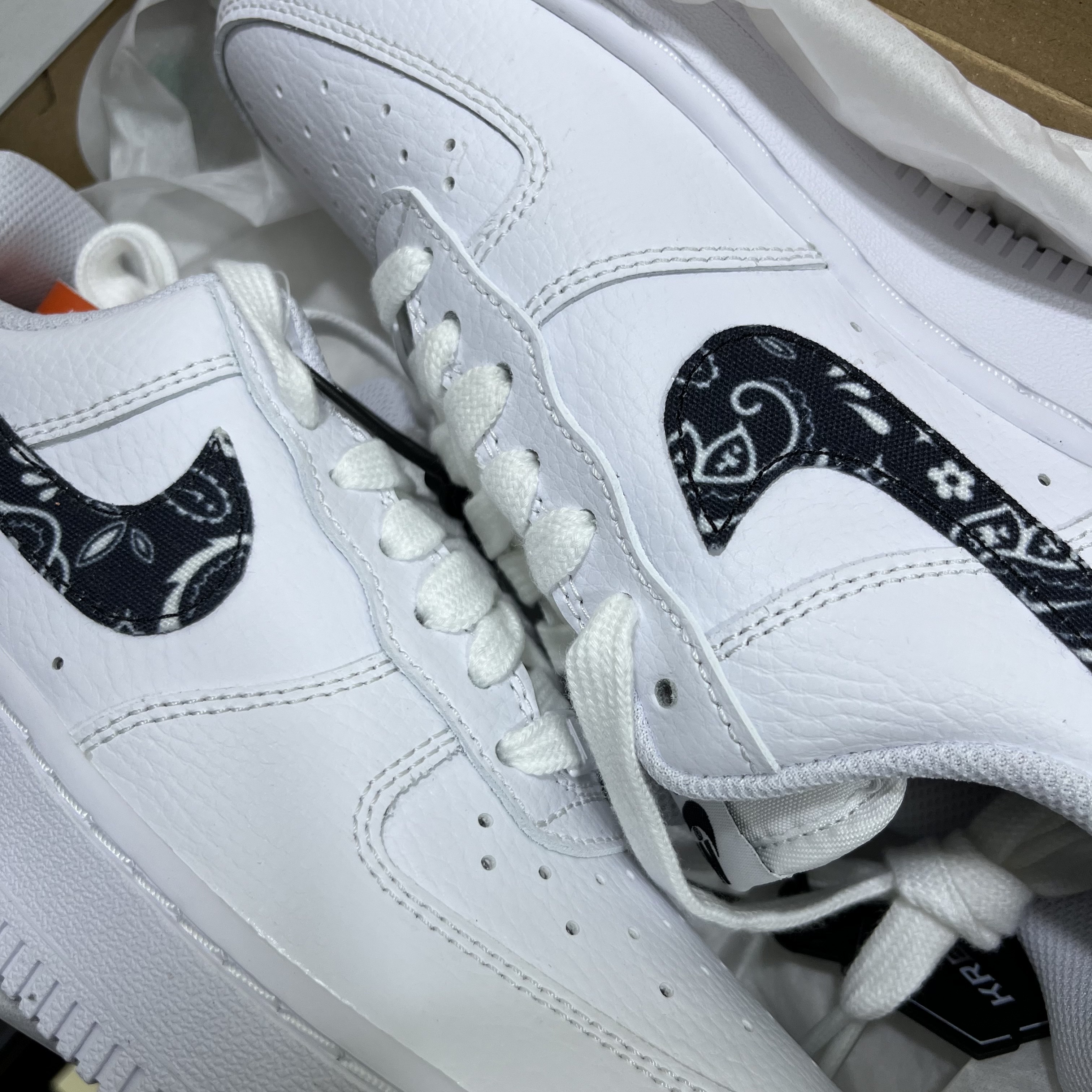 (W) Nike Air Force 1 '07 Essential Paisley Swoosh White Black 착용 스타일 - 3