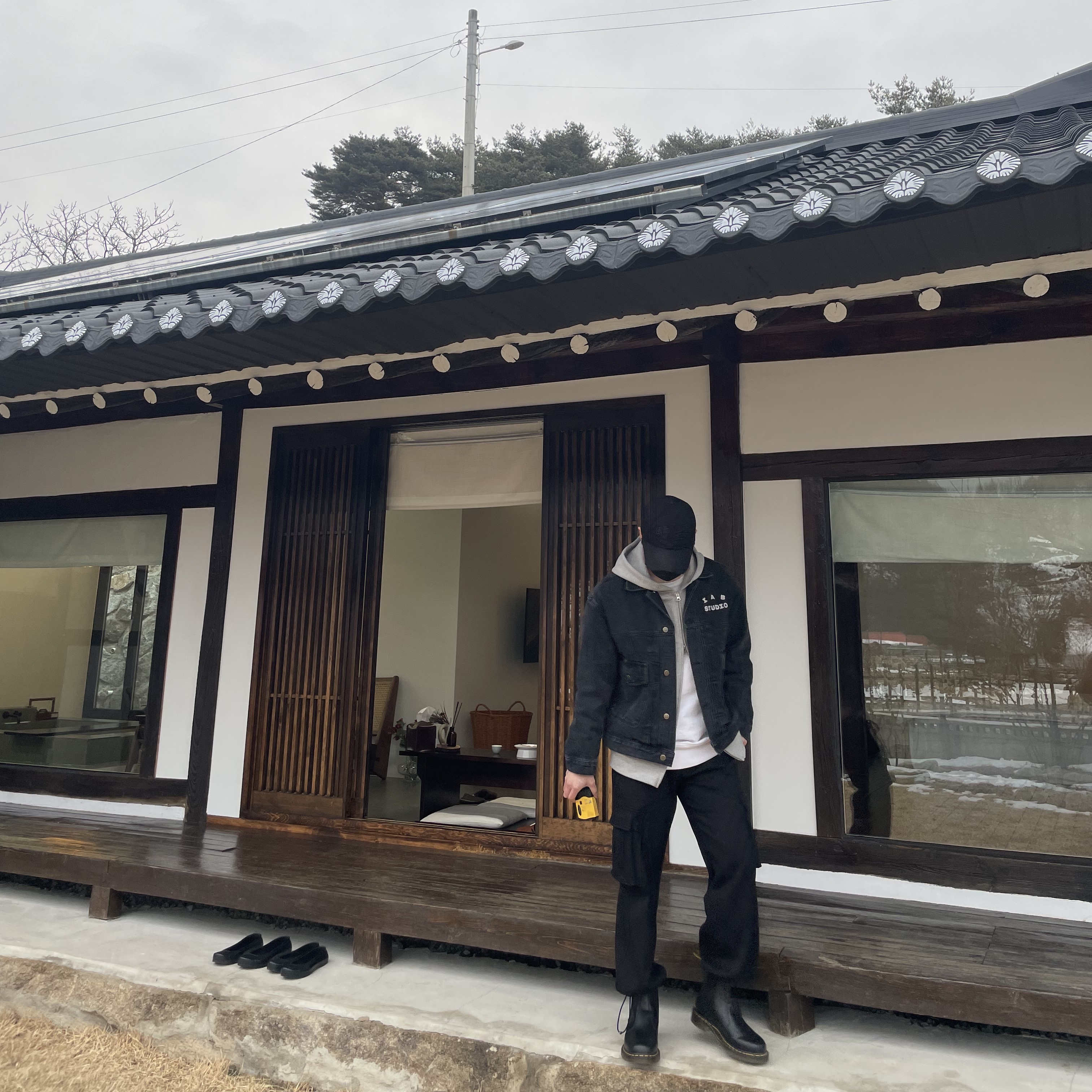 IAB Studio x Lee Denim Jacket Black, Stone Island 63020 Crewneck Sweatshirt White - 21FW 착용 스타일