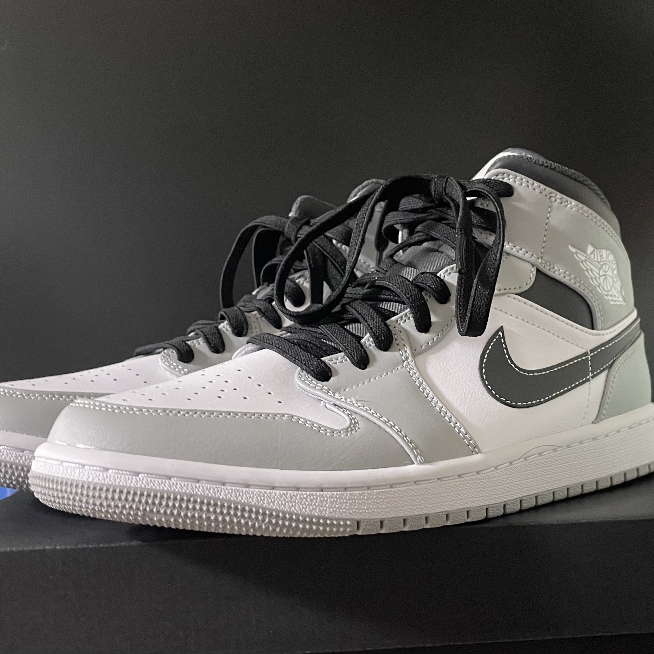 Jordan 1 Mid Light Smoke Grey Anthracite 착용 스타일 - 2