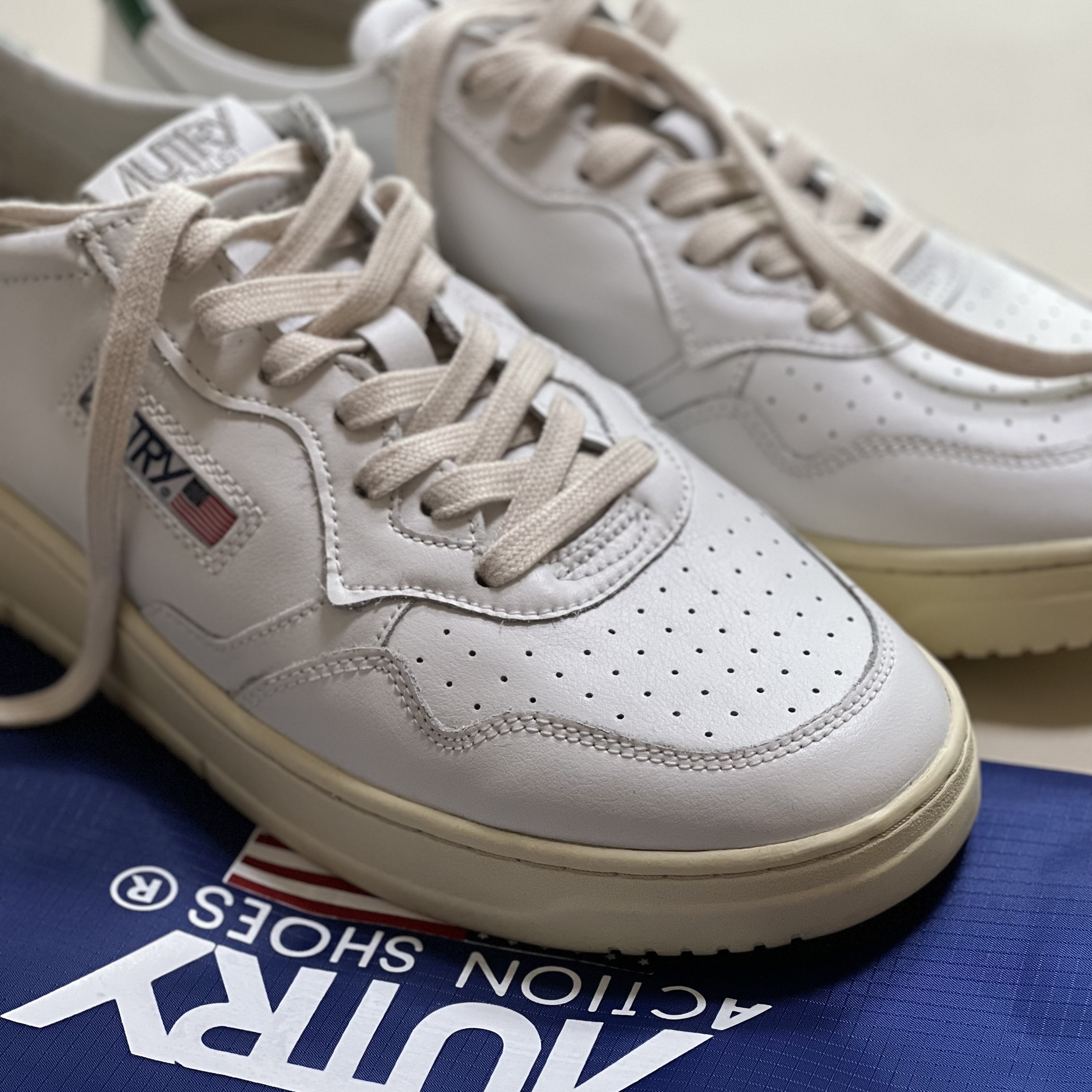 Autry Medalist Low Leather Sneakers White Green 착용 스타일 - 1
