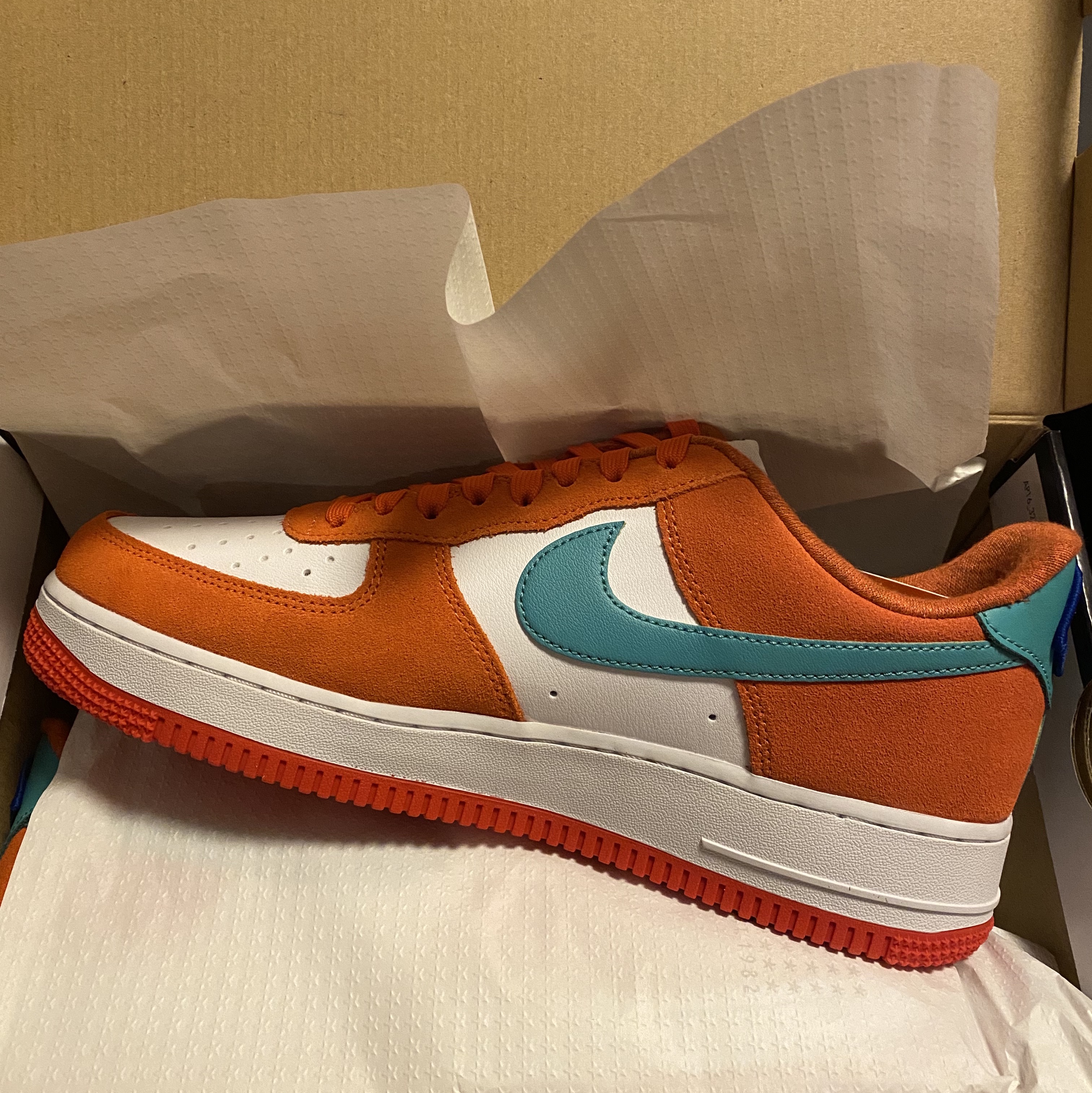 Nike Air Force 1 '07 LV8 Athletic Club Rush Orange Washed Teal, Nike Air Force 1 '07 LV8 Athletic Club Black Dark Sulfur 착용 스타일 - 1