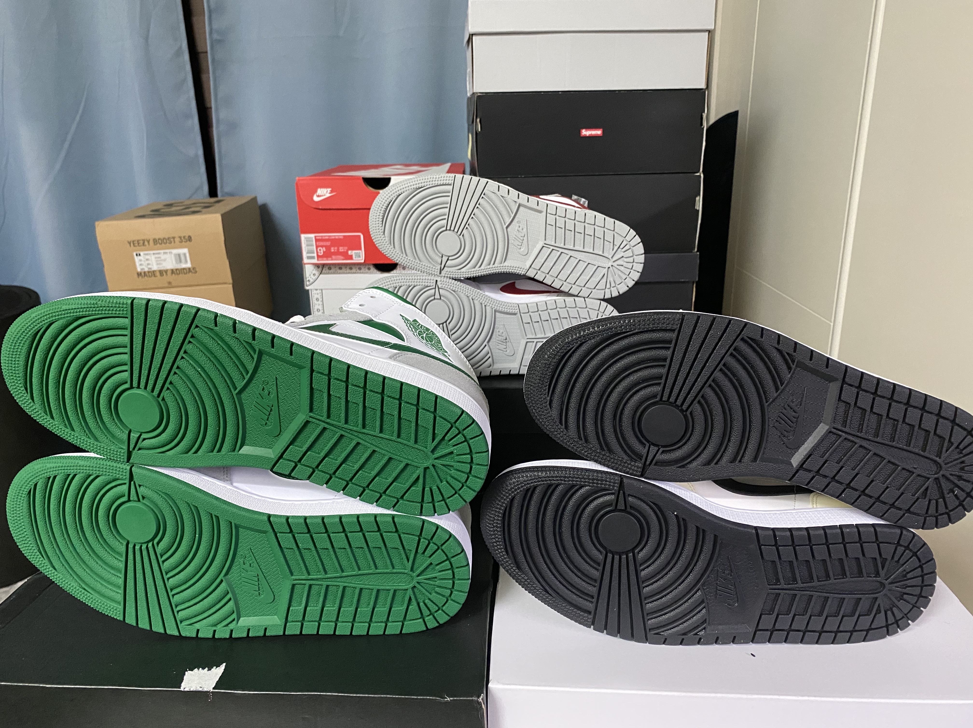 (GS) Jordan 1 Low SE Light Smoke Grey Gym Red, Jordan 1 Mid SE Pine Green Light Smoke Grey 착용 스타일 - 1