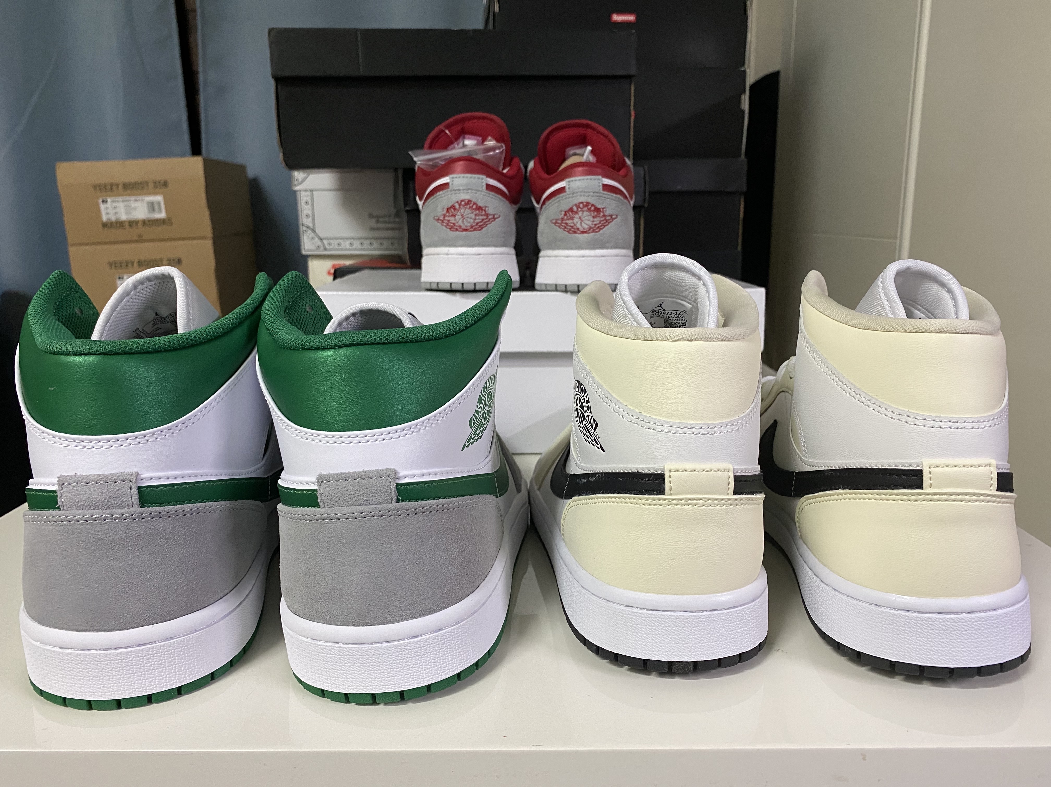 (GS) Jordan 1 Low SE Light Smoke Grey Gym Red, Jordan 1 Mid SE Pine Green Light Smoke Grey 착용 스타일 - 2