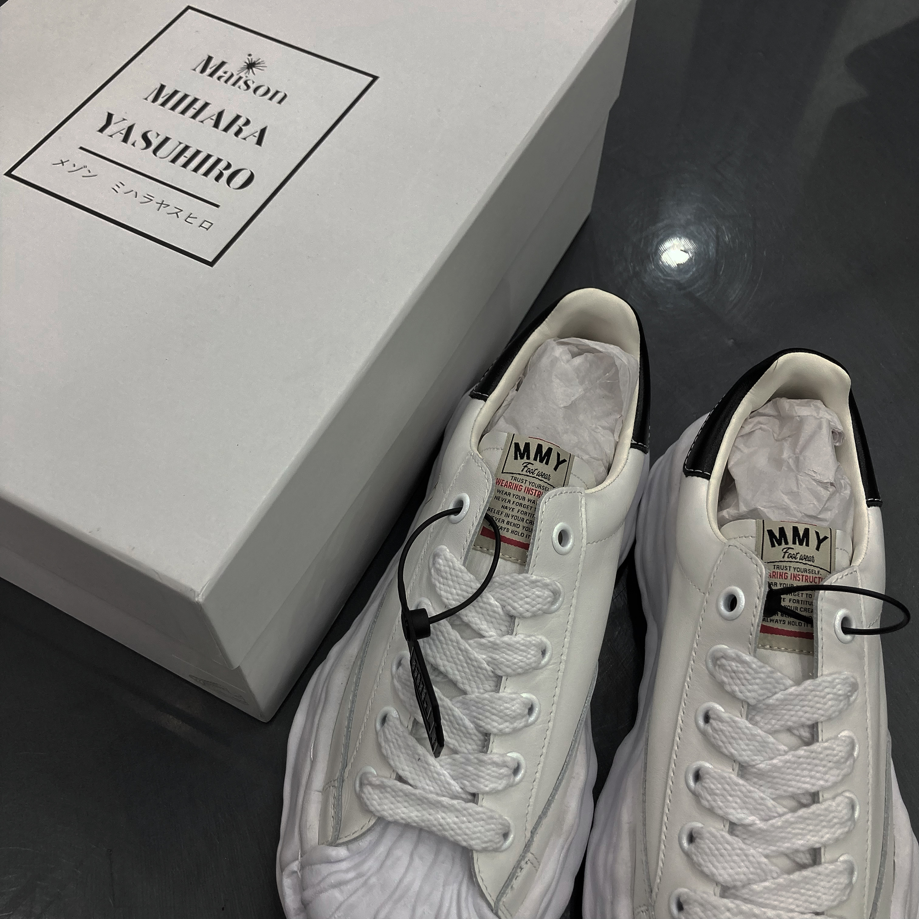 Maison Mihara Yasuhiro Blakey OG Sole Leather Low-top Sneakers White 착용 스타일