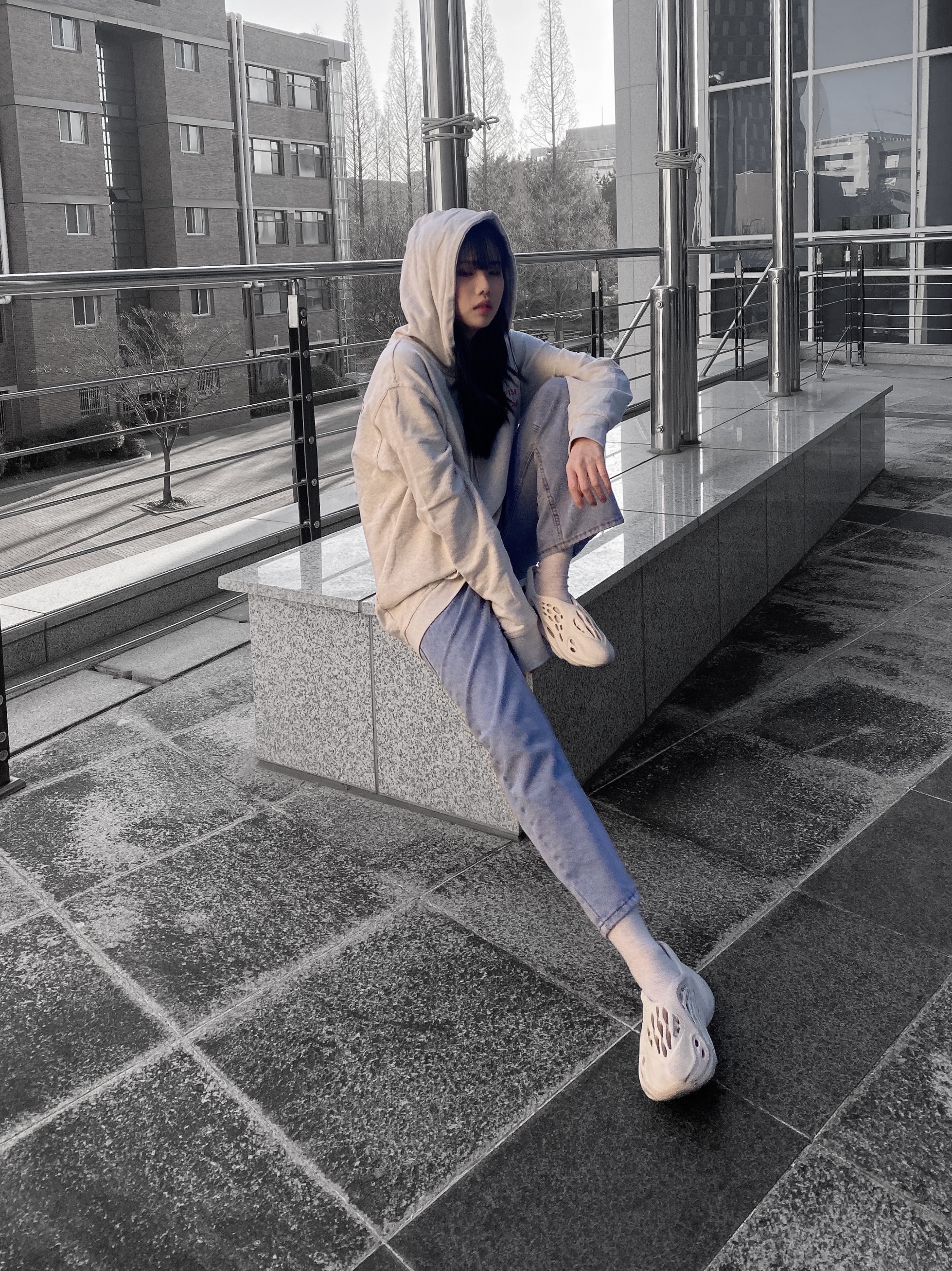 Adidas Yeezy Foam RNNR Sand 착용 스타일 - 2