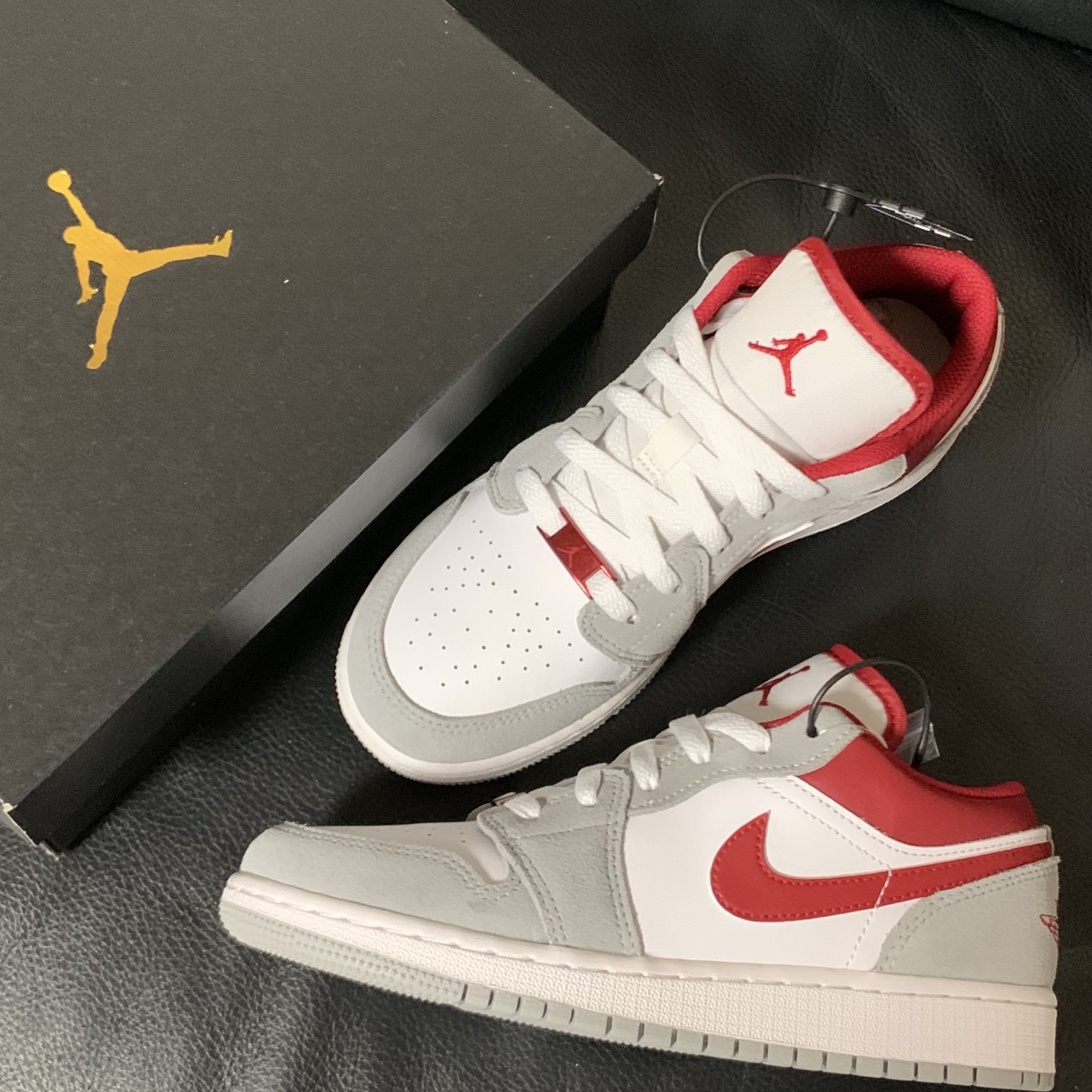 (GS) Jordan 1 Low SE Light Smoke Grey Gym Red 착용 스타일