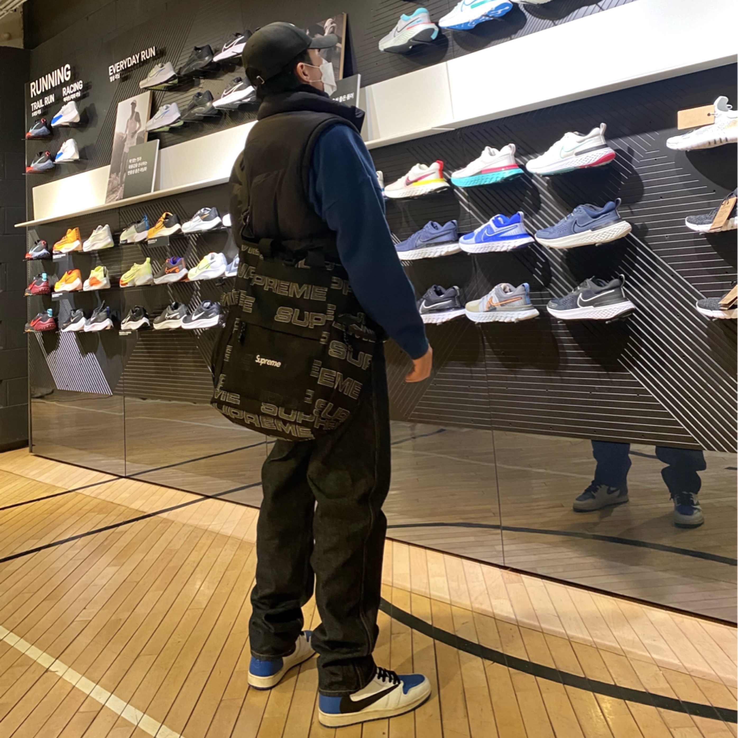 Jordan 1 x Travis Scott x Fragment Retro High OG SP Military Blue, Supreme Utility Tote Black - 21FW 착용 스타일 - 1