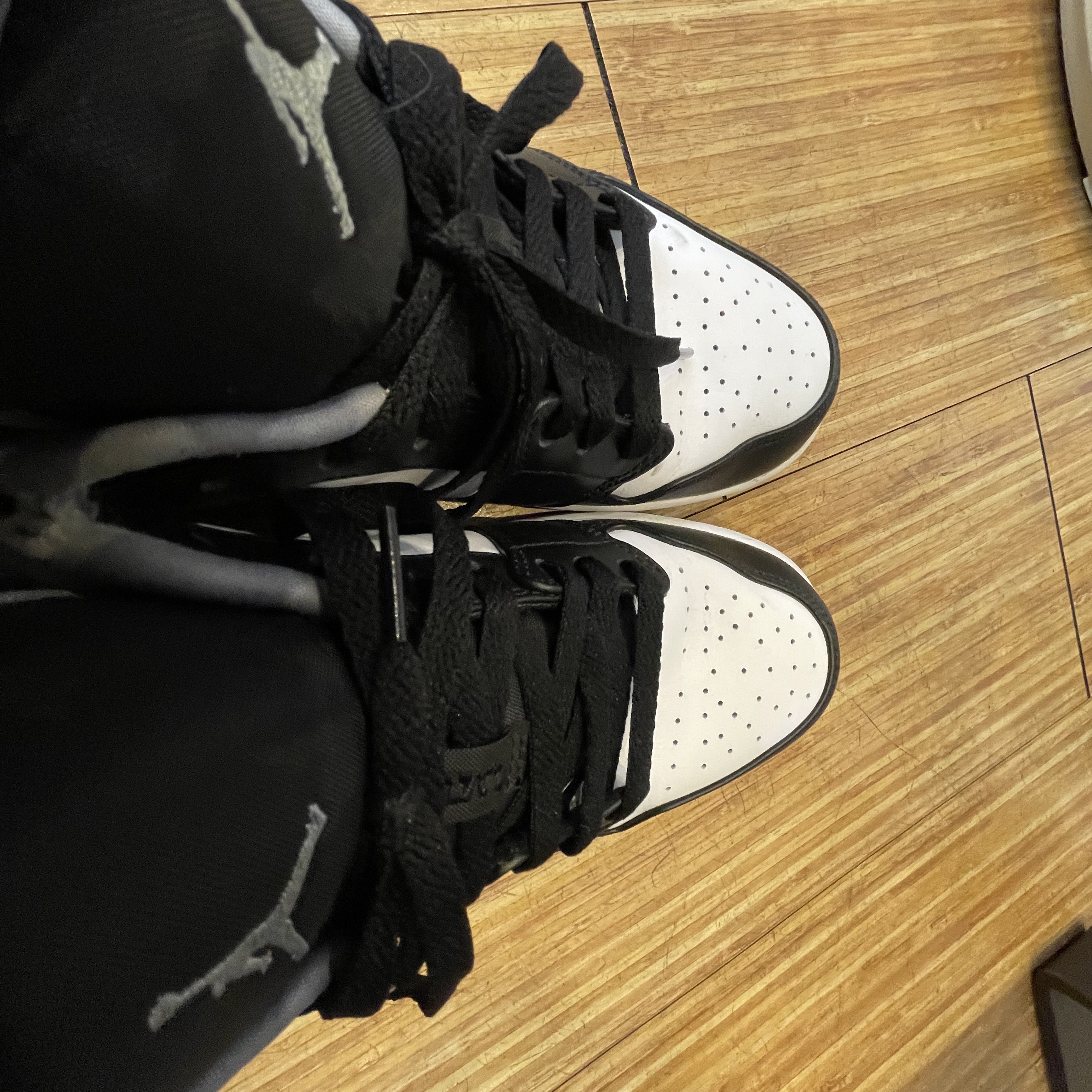 Jordan 1 Low Black Particle Grey 착용 스타일 - 2