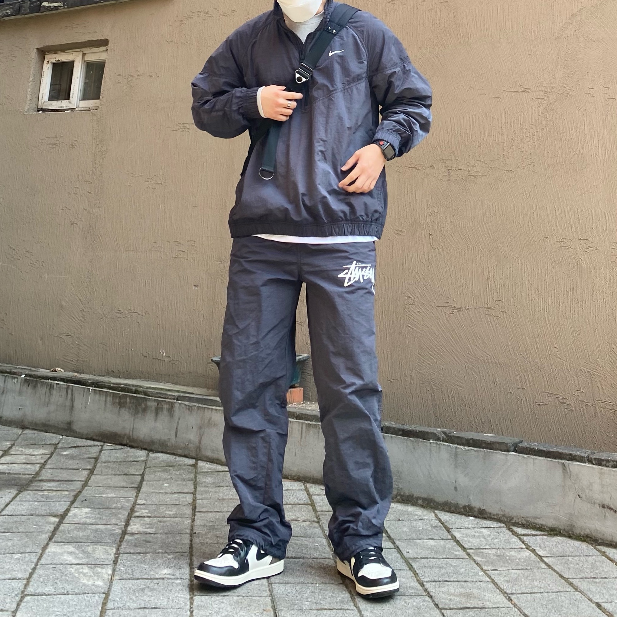 Jordan 1 Retro High OG Black Mocha, Nike x Stussy Windrunner Jacket Off Noir 착용 스타일 - 2