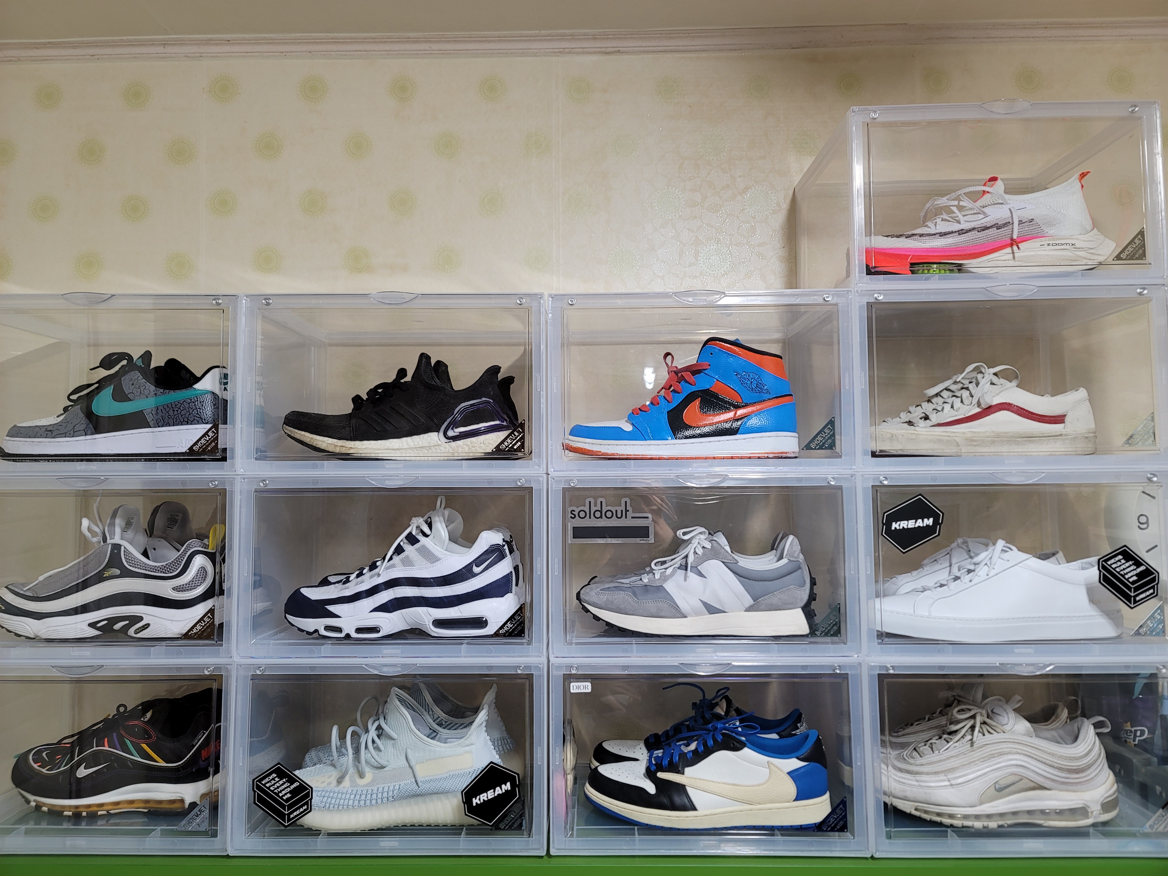 Jordan 1 x Travis Scott x Fragment Retro Low OG SP Military Blue, Adidas Yeezy Boost 350 V2 Cloud White - Non-Reflective 착용 스타일