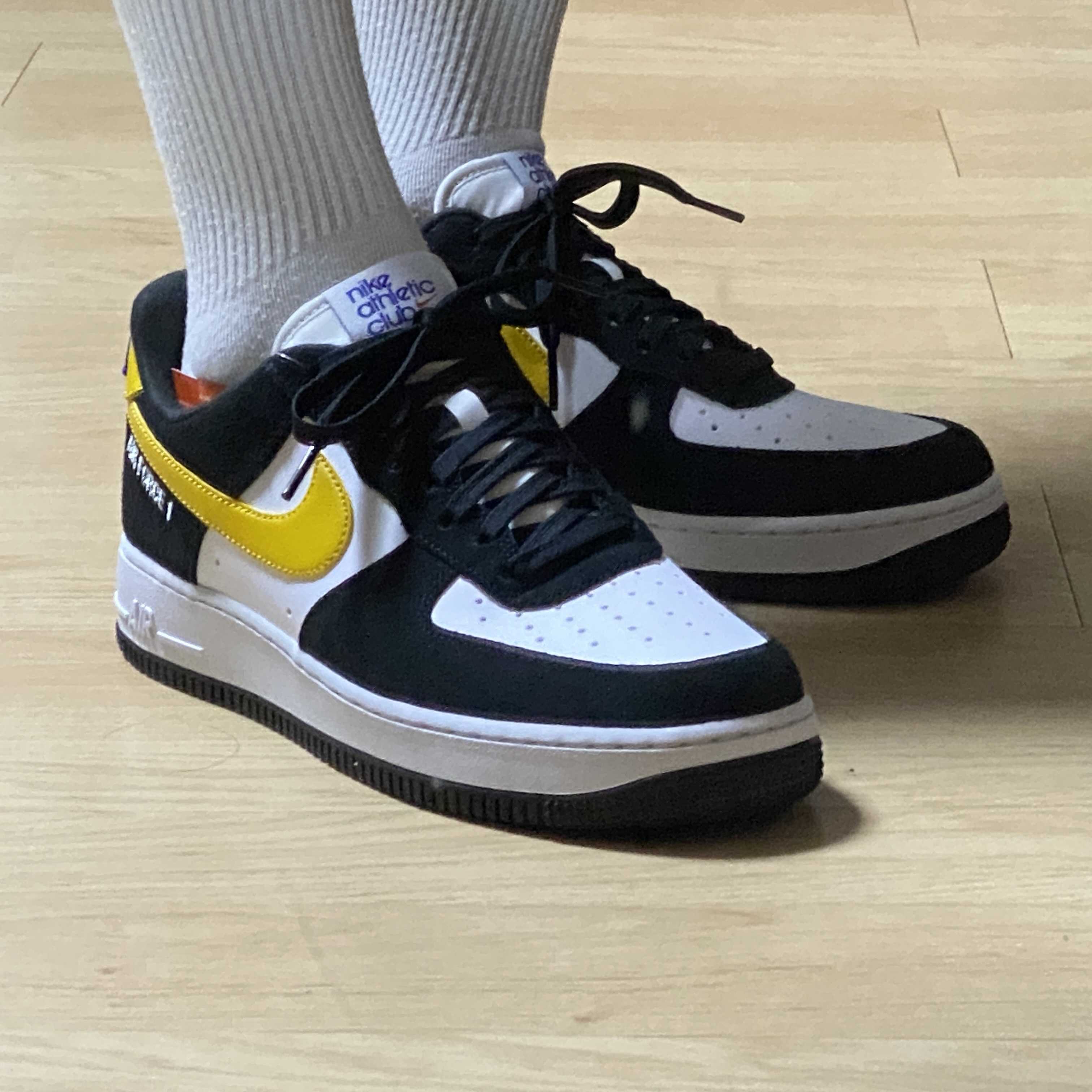 Nike Air Force 1 '07 LV8 Athletic Club Black Dark Sulfur 착용 스타일