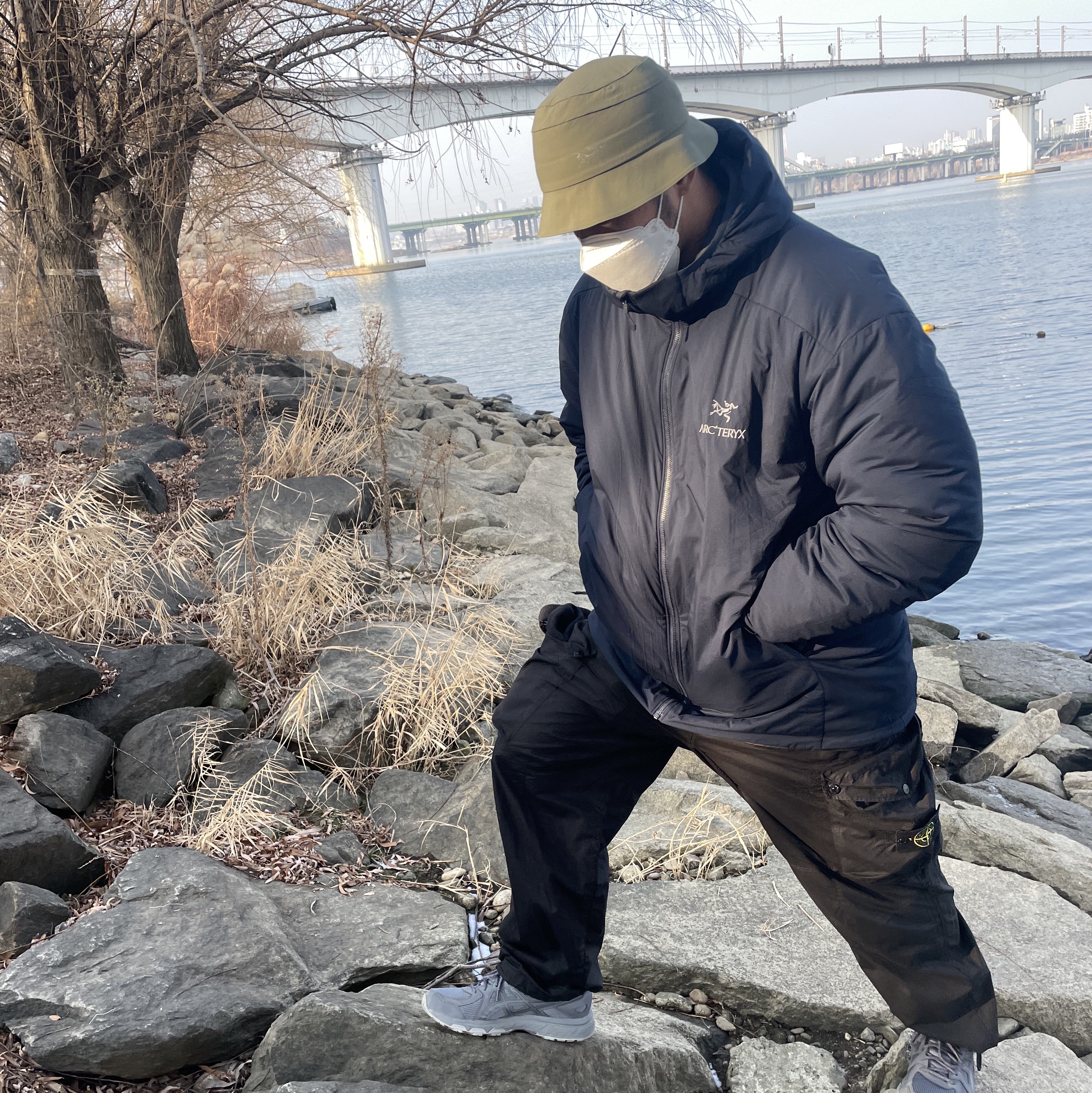 Stone Island 30203 Cargo Pants 5 Pockets Black - 21SS, Arc'teryx Atom LT Hoody Kingfisher 착용 스타일 - 2