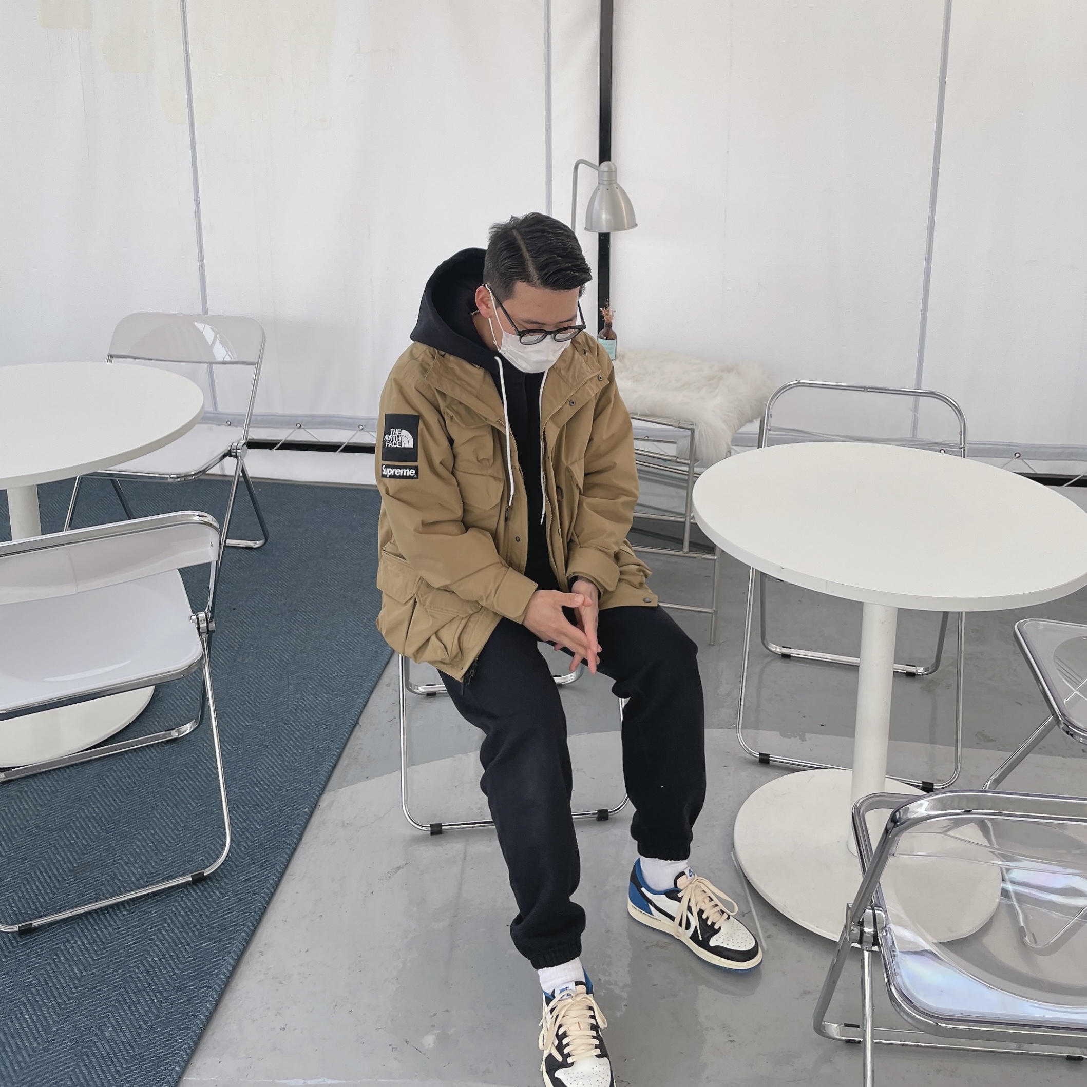Jordan 1 x Travis Scott x Fragment Retro Low OG SP Military Blue, Supreme x The North Face Cargo Jacket Gold - 20SS 착용 스타일