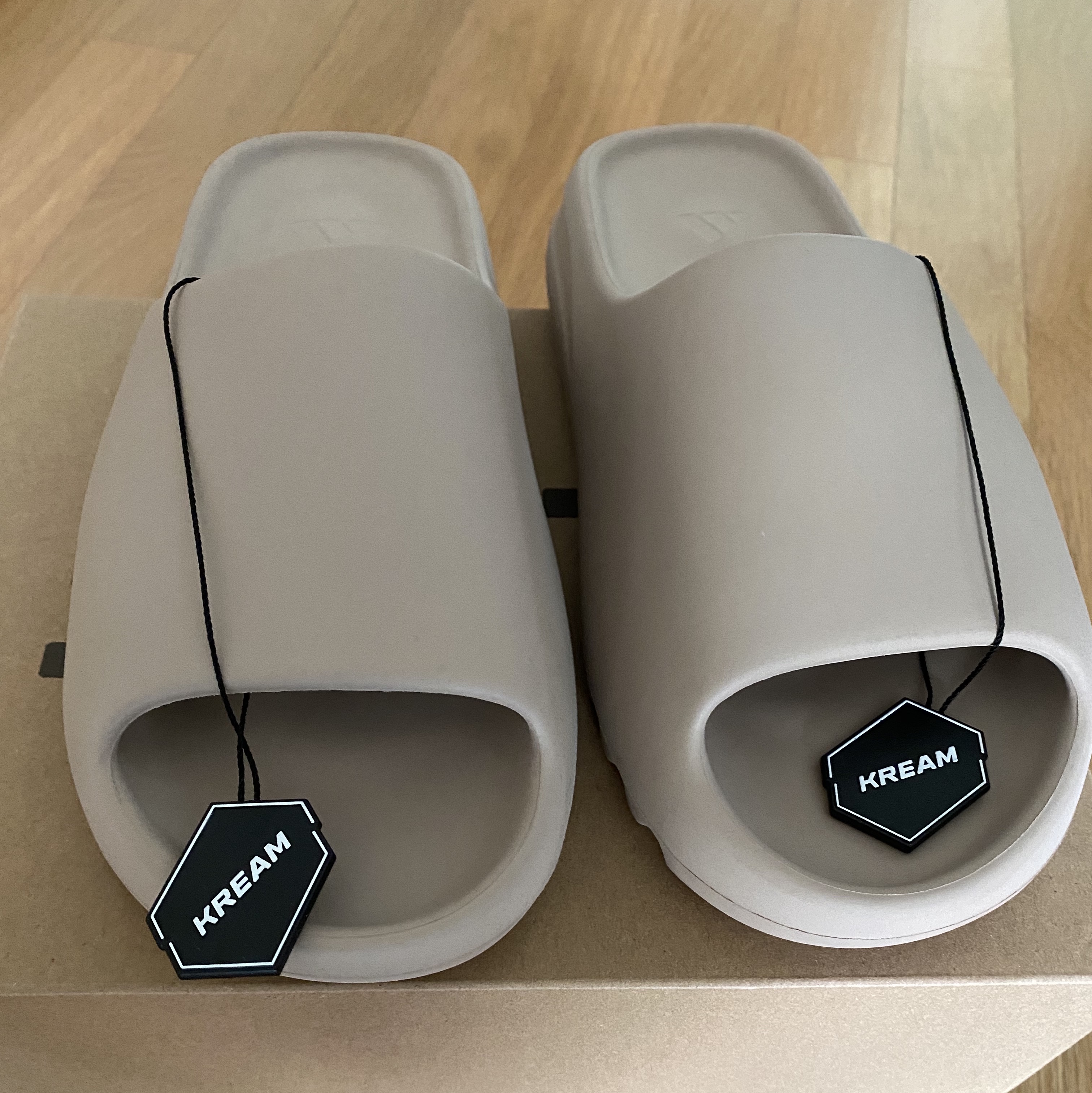 Adidas Yeezy Slide Pure 착용 스타일