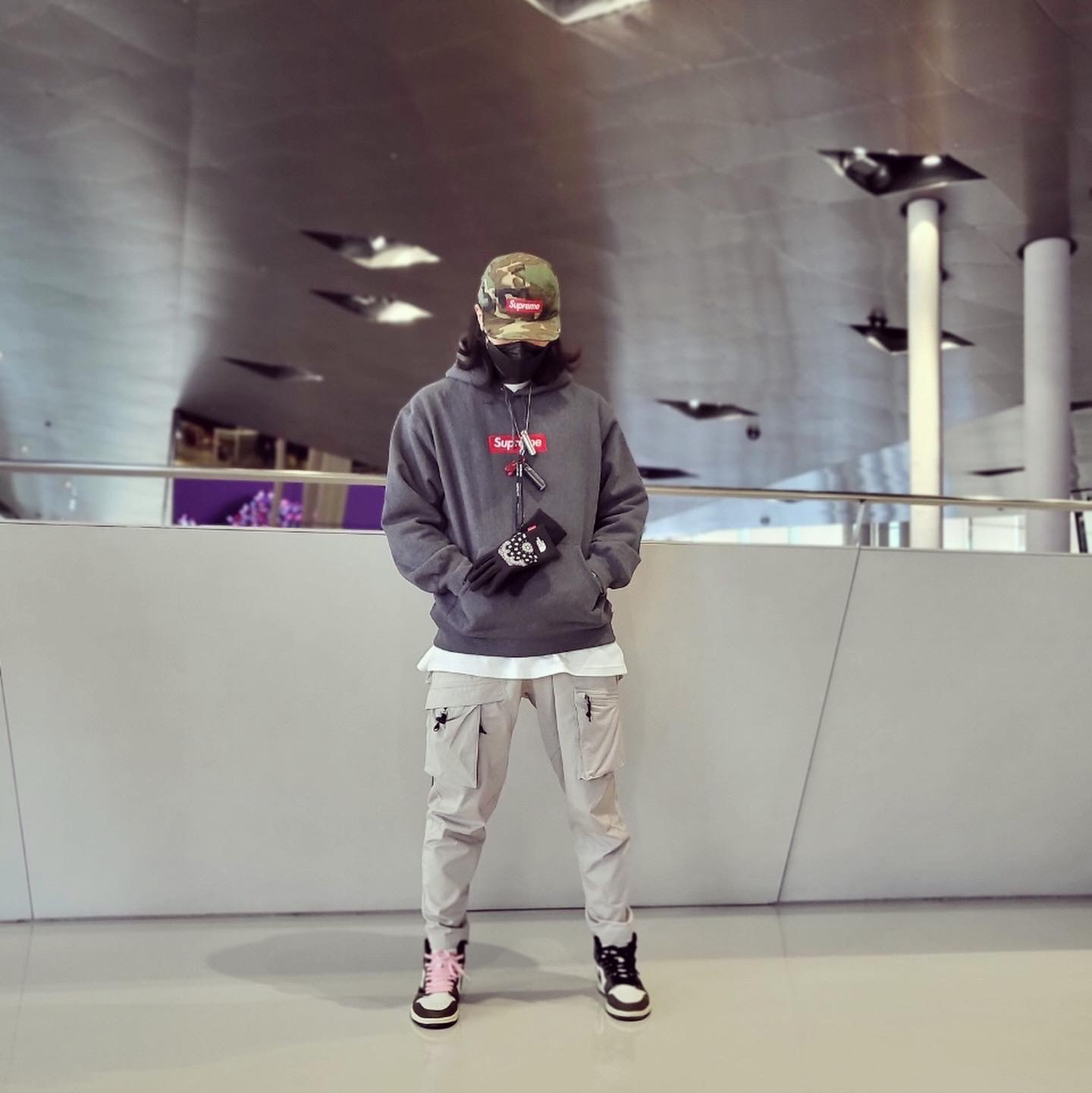 Supreme Box Logo Hooded Sweatshirt Charcoal - 21FW, Jordan 1 x Travis Scott Retro High OG SP Mocha 착용 스타일 - 1