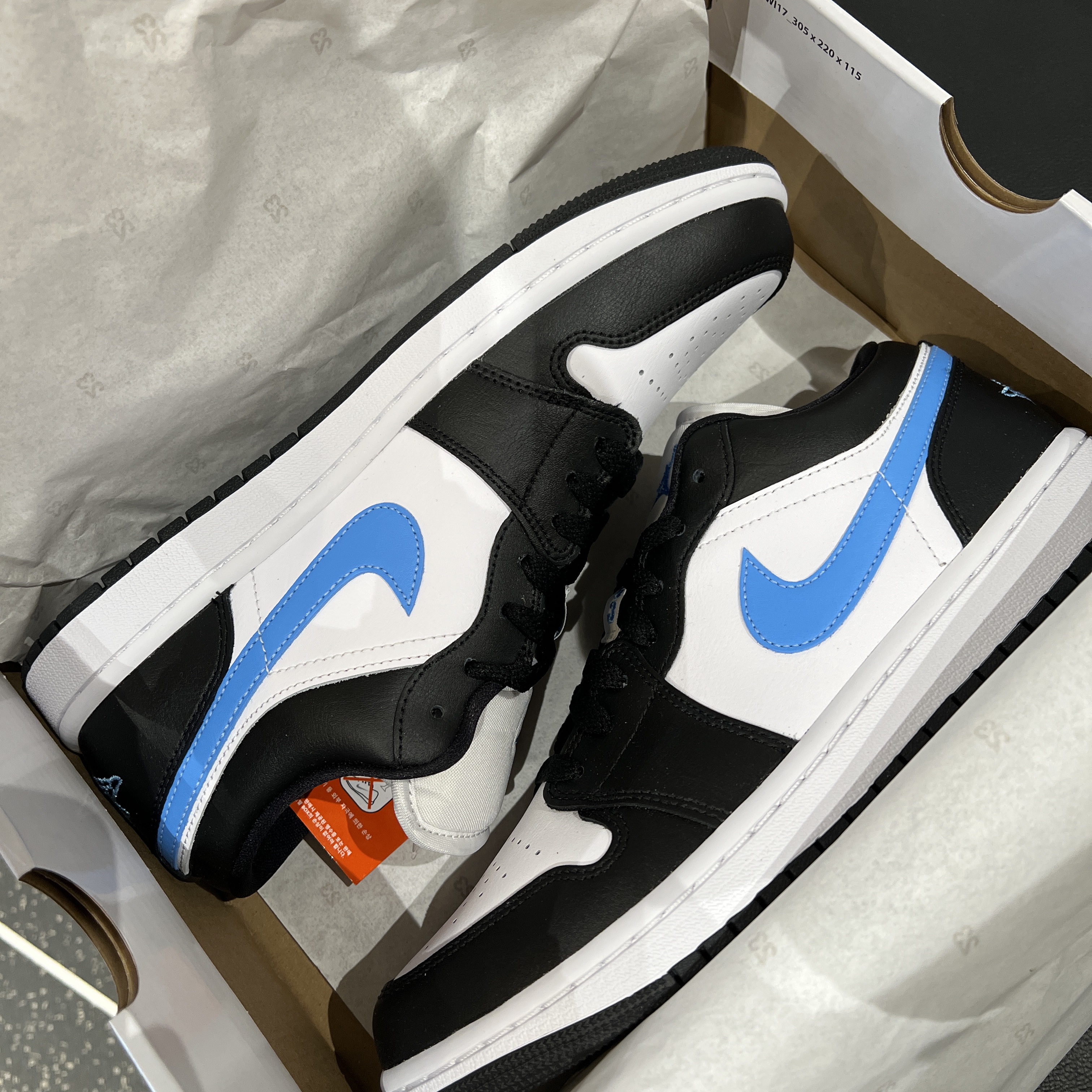 (W) Jordan 1 Low Black University Blue 착용 스타일 - 2