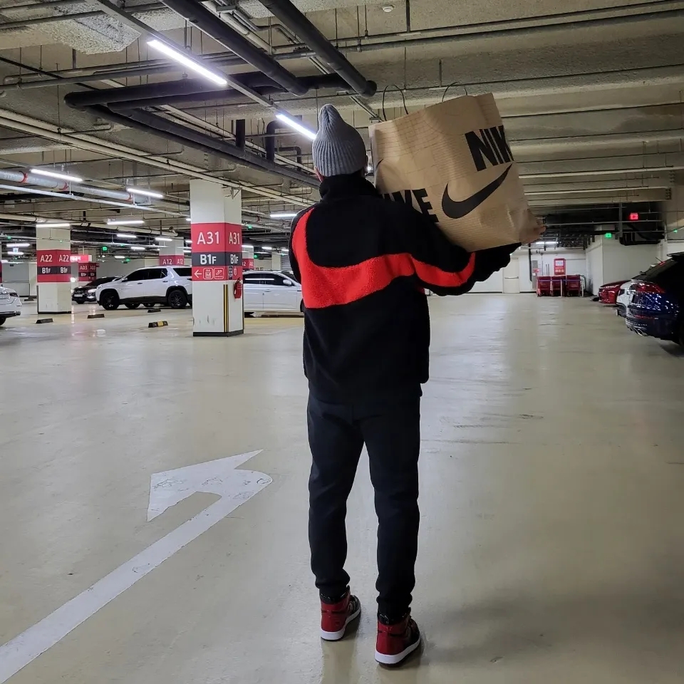 Jordan 1 Retro High OG Patent Bred, Nike Big Swoosh Full Zip Jacket Black Chili Red 착용 스타일
