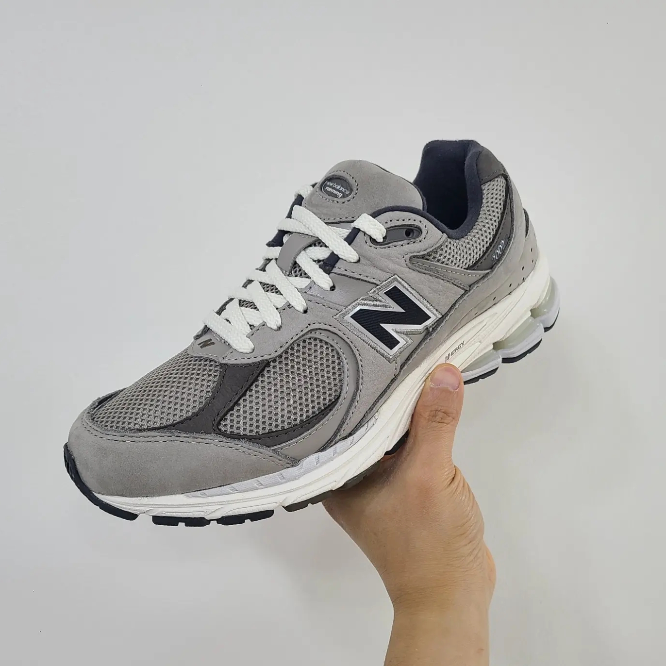 New Balance 2002 Warm Alpaca 착용 스타일 - 1