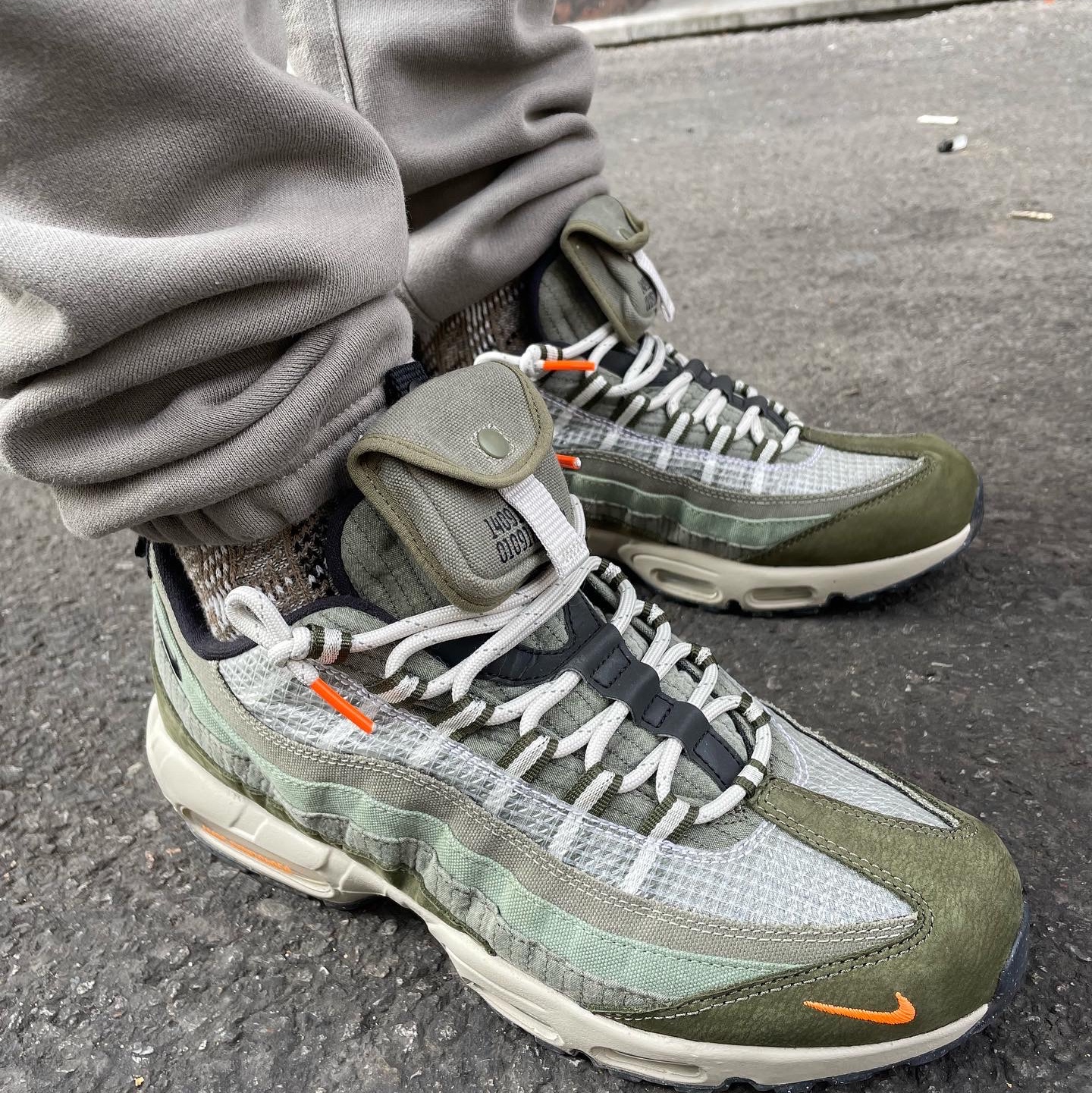 Nike Air Max 95 SE Medium Olive, Essentials Sweatpants Taupe - 20FW 착용 스타일 - 4