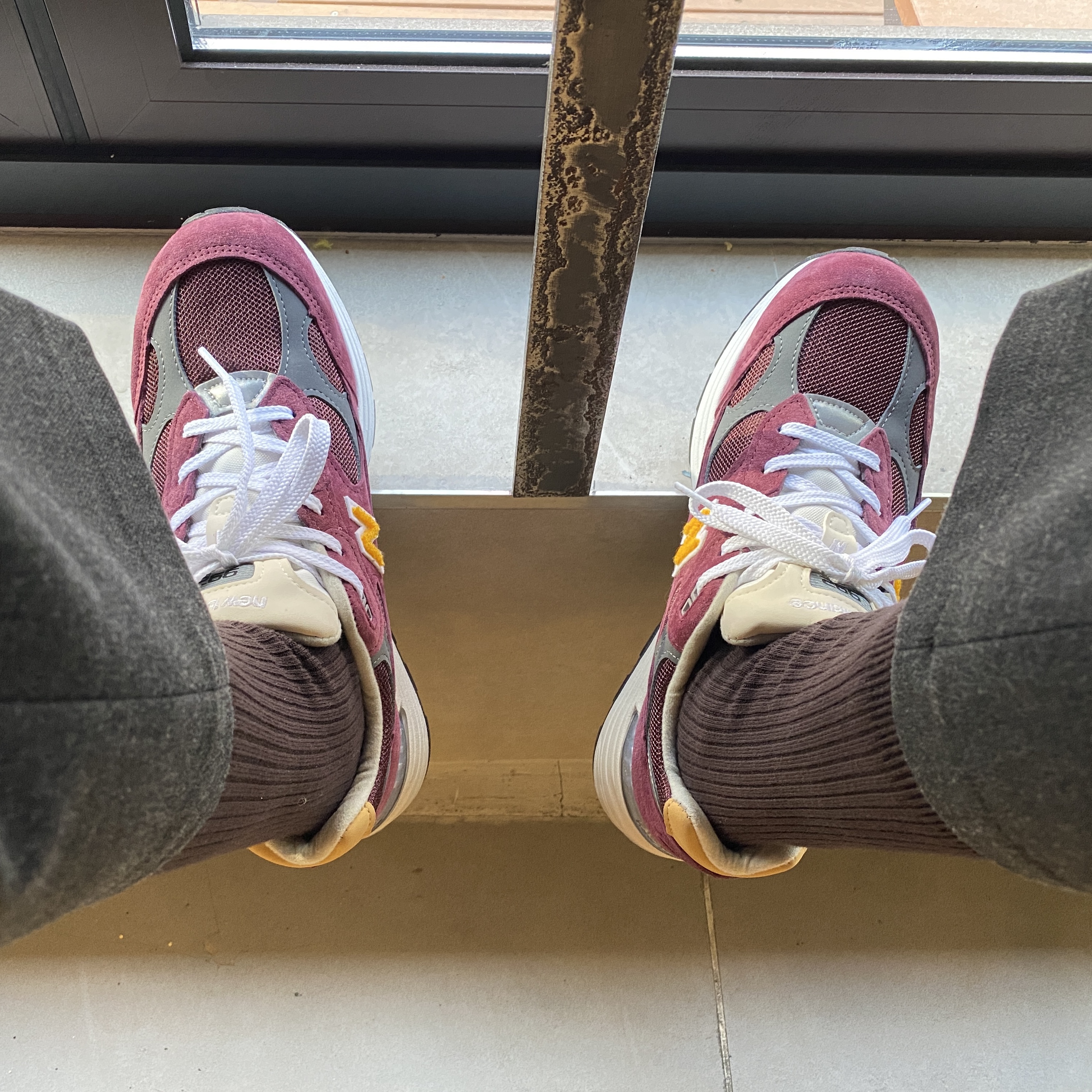 New Balance 992 Made in USA Burgundy Gold 착용 스타일 - 2