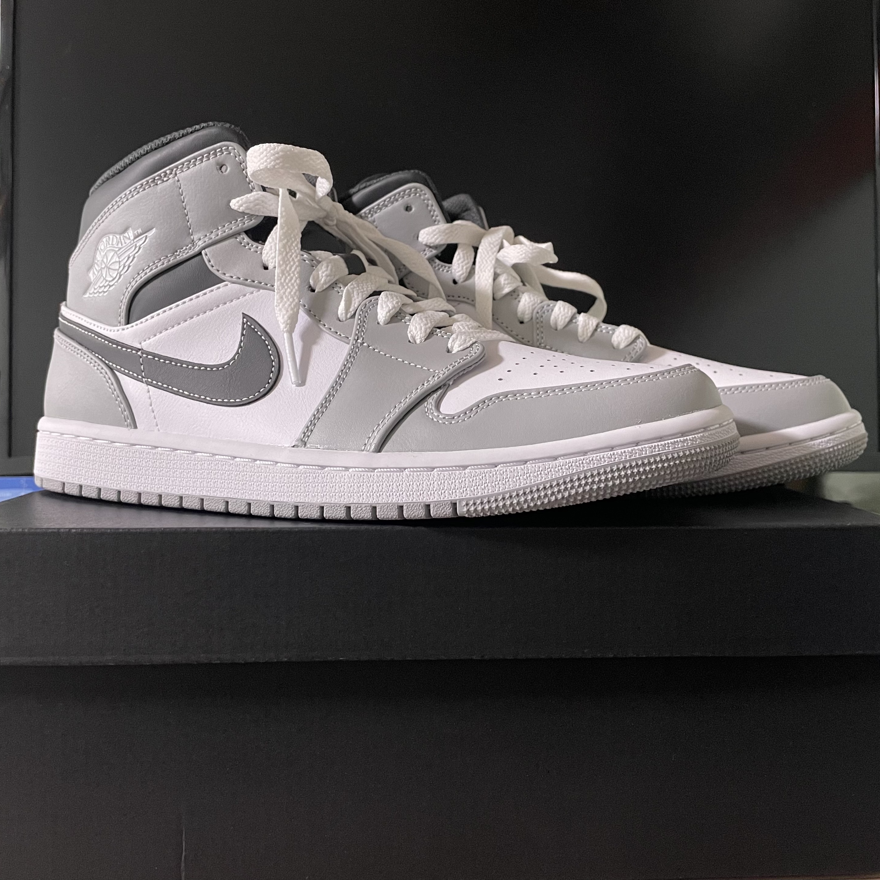 Jordan 1 Mid Light Smoke Grey Anthracite 착용 스타일 - 1
