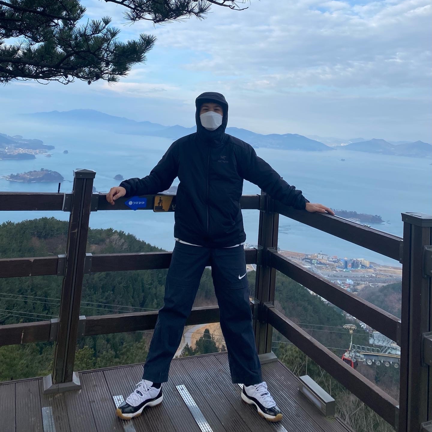 Arc'teryx Atom AR Hoody Black 착용 스타일 - 1