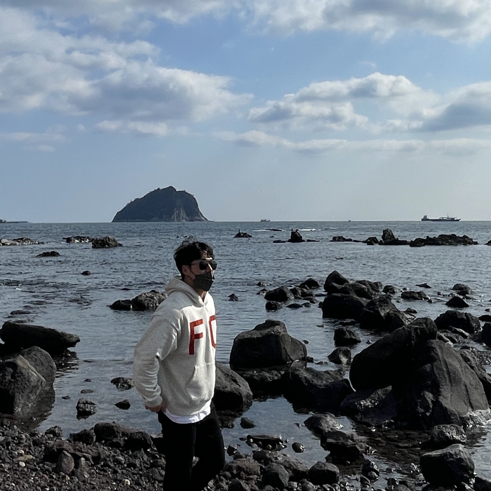 Nike x Sacai VaporWaffle Sesame and Blue Void, Fear of God Monarch Hoodie Cream Heather 착용 스타일 - 3